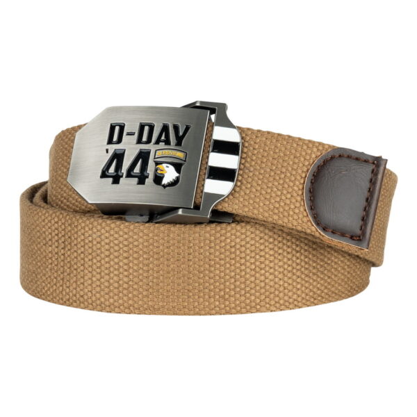 241343 Tropenkoppel style 13 D Day 19443 De Tropenkoppel Style 13 D-Day 1944 coyote is een praktische en duurzame riem die uitstekend van pas komt in diverse situaties. Gemaakt van hoogwaardig 100% katoen/canvas, biedt deze riem een stevige constructie die lang meegaat en comfortabel is om te dragen. De metalen schuifgesp is verstelbaar, waardoor je eenvoudig de lengte van de riem naar wens kunt aanpassen. Dit maakt de tropenkoppel geschikt voor zowel dames als heren, zodat iedereen van het gemak en de functionaliteit kan genieten. Wat deze tropenkoppel echt uniek maakt, is het historische logo van D-Day en de 101st Airborne Division dat erop staat. De 101st Airborne Division heeft een bewonderenswaardige geschiedenis die bijna een eeuw omspant. Deze divisie stond bekend om zijn cruciale rol tijdens Operatie Overlord, beter bekend als de D-Day landingen en luchtlandingen op 6 juni 1944 in Normandië, Frankrijk. Ook speelde de divisie een belangrijke rol in Operatie Market Garden, de bevrijding van Nederland en de Slag om de Ardennen rond de stad Bastogne, België. De Tropenkoppel Style 13 D-Day 1944 voegt niet alleen een vleugje historie toe aan je outfit, maar ook een gevoel van trots en eerbetoon aan de moedige mannen die hebben gestreden voor vrijheid en gerechtigheid. Met een breedte van 46mm of 52mm heb je de keuze uit verschillende opties, afhankelijk van je persoonlijke voorkeur en stijl. Bovendien is de riem verkrijgbaar in zwart, coyote en groen, waardoor je de perfecte kleur kunt kiezen die past bij je outfit en activiteiten. Of je nu op zoek bent naar een stevige riem voor dagelijks gebruik of een uniek accessoire om je eerbetoon te tonen aan de geschiedenis, de Tropenkoppel Style 13 D-Day 1944 is de ideale keuze. Voeg deze riem toe aan je collectie en geniet van zijn veelzijdigheid, duurzaamheid en historische betekenis. <strong>Kenmerken:</strong> <ul> <li>Tropenkoppel van 100% katoen/canvas</li> <li>Metalen schuifgesp</li> <li>Breedte: 46mm en 52mm</li> <li>Verkrijgbaar in zwart, coyote en groen</li> </ul>
