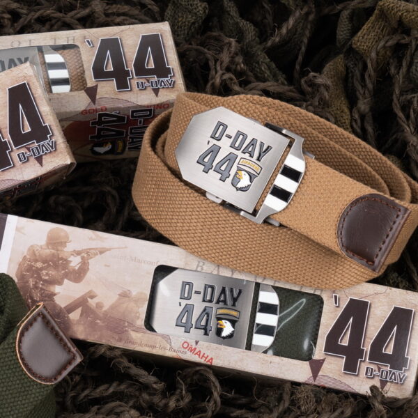 241343 Tropenkoppel style 13 D Day 19444 De Tropenkoppel Style 13 D-Day 1944 coyote is een praktische en duurzame riem die uitstekend van pas komt in diverse situaties. Gemaakt van hoogwaardig 100% katoen/canvas, biedt deze riem een stevige constructie die lang meegaat en comfortabel is om te dragen. De metalen schuifgesp is verstelbaar, waardoor je eenvoudig de lengte van de riem naar wens kunt aanpassen. Dit maakt de tropenkoppel geschikt voor zowel dames als heren, zodat iedereen van het gemak en de functionaliteit kan genieten. Wat deze tropenkoppel echt uniek maakt, is het historische logo van D-Day en de 101st Airborne Division dat erop staat. De 101st Airborne Division heeft een bewonderenswaardige geschiedenis die bijna een eeuw omspant. Deze divisie stond bekend om zijn cruciale rol tijdens Operatie Overlord, beter bekend als de D-Day landingen en luchtlandingen op 6 juni 1944 in Normandië, Frankrijk. Ook speelde de divisie een belangrijke rol in Operatie Market Garden, de bevrijding van Nederland en de Slag om de Ardennen rond de stad Bastogne, België. De Tropenkoppel Style 13 D-Day 1944 voegt niet alleen een vleugje historie toe aan je outfit, maar ook een gevoel van trots en eerbetoon aan de moedige mannen die hebben gestreden voor vrijheid en gerechtigheid. Met een breedte van 46mm of 52mm heb je de keuze uit verschillende opties, afhankelijk van je persoonlijke voorkeur en stijl. Bovendien is de riem verkrijgbaar in zwart, coyote en groen, waardoor je de perfecte kleur kunt kiezen die past bij je outfit en activiteiten. Of je nu op zoek bent naar een stevige riem voor dagelijks gebruik of een uniek accessoire om je eerbetoon te tonen aan de geschiedenis, de Tropenkoppel Style 13 D-Day 1944 is de ideale keuze. Voeg deze riem toe aan je collectie en geniet van zijn veelzijdigheid, duurzaamheid en historische betekenis. <strong>Kenmerken:</strong> <ul> <li>Tropenkoppel van 100% katoen/canvas</li> <li>Metalen schuifgesp</li> <li>Breedte: 46mm en 52mm</li> <li>Verkrijgbaar in zwart, coyote en groen</li> </ul>
