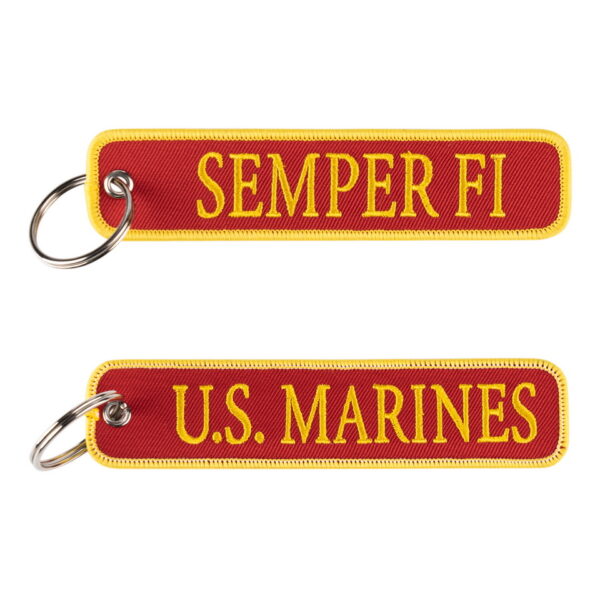 251306 11009 Sleutelhanger US Marines 122 US Marines Sleutelhanger - Semper Fi #122 Deze US Marines sleutelhanger belichaamt de onwrikbare geest van het United States Marine Corps. Aan de ene kant staat de iconische uitdrukking "Semper Fi," een verkorte versie van "Semper Fidelis," wat "altijd trouw" betekent. Het is het trotse motto van de Amerikaanse mariniers en vertegenwoordigt hun toewijding aan dienstbaarheid, loyaliteit en vastberadenheid. Aan de andere kant van de sleutelhanger staat het logo van de US Marines, symbool voor de moed, het patriottisme en de kracht van deze elite-eenheid. Gemaakt van 100% fijngeweven stof, biedt deze sleutelhanger een zeer gedetailleerd ontwerp dat perfect de trots en de geest van de Amerikaanse mariniers weergeeft. Bevestig deze sleutelhanger aan je sleutelbos, rugzak, tas of jas en draag het met trots als een eerbetoon aan de dappere mannen en vrouwen van het United States Marine Corps. Toon je trots en steun voor de US Marines met de US Marines Sleutelhanger - Semper Fi #122. Bestel nu en draag het embleem met trots als een symbool van eerbetoon aan de moedige mannen en vrouwen van het United States Marine Corps. Semper Fi!