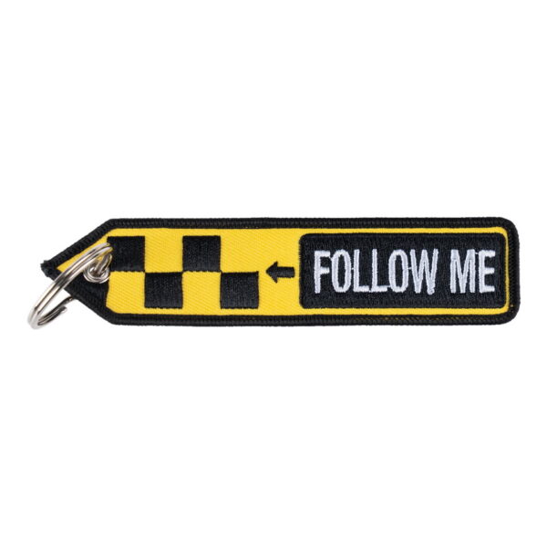 251306 11010 Sleutelhanger Follow Me geblokt 123 Geblokte Sleutelhanger "Follow Me" #123 - Gedetailleerd Ontwerp Deze geblokte sleutelhanger is een prachtig accessoire dat zowel stijl als functionaliteit combineert. Met een zeer fijngeweven structuur van 100% stof, is dit embleem ontworpen met oog voor detail, waardoor het een verfijnde uitstraling heeft. Het kenmerkende "Follow Me" geblokkeerde ontwerp is aan beide zijden van de sleutelhanger te vinden, waardoor het logo altijd goed zichtbaar is, ongeacht hoe je de sleutelhanger draagt. Deze sleutelhanger is niet alleen een handige manier om je sleutels bij elkaar te houden, maar ook een trendy accessoire om je persoonlijke stijl te laten zien. Je kunt het ook bevestigen aan je tas, rugzak of andere items om een unieke touch toe te voegen. Het "Follow Me" geblokte ontwerp geeft een gevoel van leiding en avontuur, waardoor het een perfect geschenk is voor iemand die op zoek is naar inspiratie en motivatie in het dagelijks leven. Verrijk je accessoirecollectie met deze gedetailleerde en stijlvolle sleutelhanger. Bestel nu de Geblokte Sleutelhanger "Follow Me" #123 en laat het logo je begeleiden op je reis van avontuur en ontdekking.
