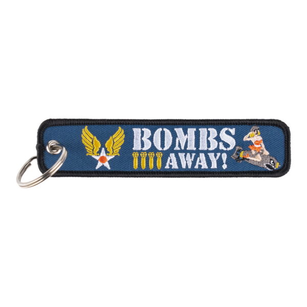 251306 11016 Sleutelhanger Bombs Away 129 "Bombs Away" Sleutelhanger #129 - Gedetailleerd Embleem Deze "Bombs Away" sleutelhanger is een eerbetoon aan de moedige Amerikaanse piloten die tijdens de Tweede Wereldoorlog deze iconische uitdrukking voor het eerst gebruikten. Gemaakt van 100% fijngeweven stof, biedt deze sleutelhanger een zeer gedetailleerd ontwerp dat het historische belang van deze uitdrukking vastlegt. "Bombs Away" werd een populaire slogan onder Amerikaanse piloten als een manier om aan te geven dat ze bommen lieten vallen op vijandige doelen. Het staat symbool voor de vastberadenheid en moed van de luchtmachthelden tijdens een van de meest uitdagende periodes in de geschiedenis. Bevestig deze sleutelhanger aan je sleutelbos, rugzak, tas of jas en draag het met trots als een eerbetoon aan het verleden en als symbool van respect voor degenen die vochten voor vrijheid en veiligheid. De "Bombs Away" Sleutelhanger is niet alleen een functioneel accessoire, maar ook een historische herinnering die je met trots kunt dragen. Laat het je inspireren en herinneren aan de moedige daden van onze krijgsmacht. Verrijk je accessoirecollectie met deze betekenisvolle en gedetailleerde sleutelhanger. Bestel nu de "Bombs Away" Sleutelhanger #129 en draag het embleem met trots als eerbetoon aan het verleden en als een symbool van waardering voor onze militaire geschiedenis.