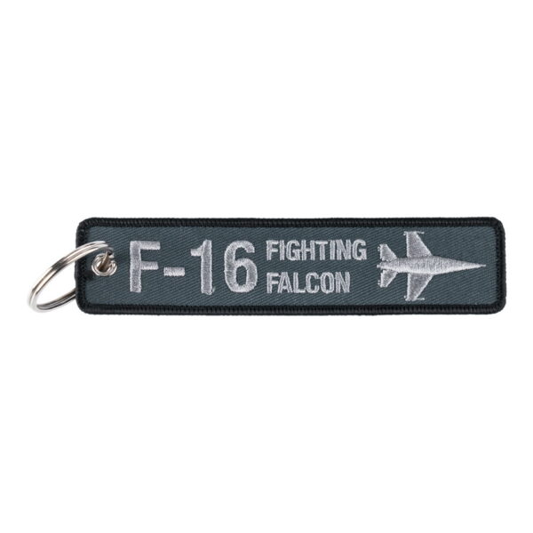 251306 11017 Sleutelhanger F 16 Fighting Falcon 130 F-16 Fighting Falcon Sleutelhanger #130 - Gedetailleerd Embleem Deze F-16 Fighting Falcon sleutelhanger is een must-have voor liefhebbers van luchtmachttroepen en gevechtsvliegtuigen. Met gedetailleerde afbeeldingen van de F-16 straaljager aan beide zijden, biedt deze sleutelhanger een realistische en gedetailleerde weergave van dit iconische gevechtsvliegtuig. De F-16 Fighting Falcon is een veelgeprezen multirole gevechtsvliegtuig dat al tientallen jaren wordt gebruikt door luchtmachten over de hele wereld. Het staat bekend om zijn wendbaarheid, snelheid en veelzijdigheid, waardoor het een van de meest succesvolle gevechtsvliegtuigen aller tijden is. Bevestig deze sleutelhanger aan je sleutelbos, rugzak, tas of jas en draag het met trots als een eerbetoon aan de dappere piloten en het technische vakmanschap achter dit indrukwekkende vliegtuig. Of je nu zelf een luchtmachtliefhebber bent, een familielid hebt in de luchtmacht of gewoon een passie hebt voor gevechtsvliegtuigen, deze sleutelhanger is een perfecte aanvulling op je collectie. Toon je trots voor dit iconische gevechtsvliegtuig met de F-16 Fighting Falcon Sleutelhanger. Bestel nu #130 en draag het met trots als symbool van je bewondering voor de dappere piloten en de krachtige prestaties van de F-16 Fighting Falcon.