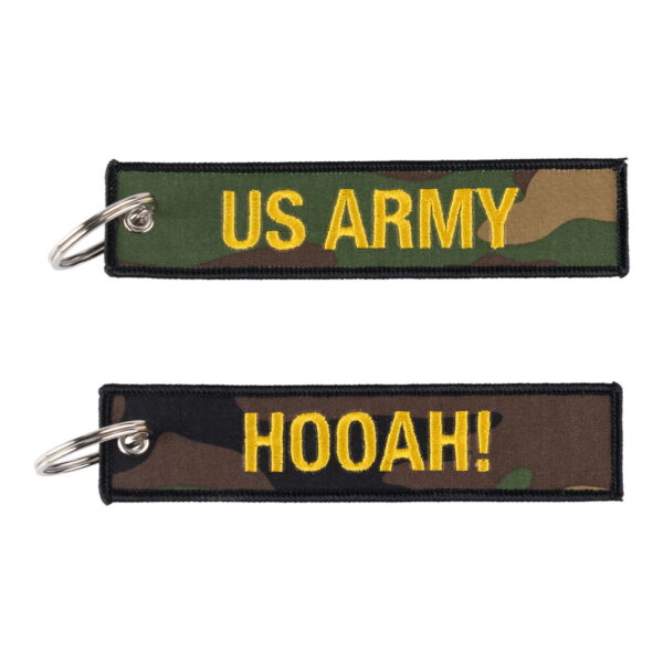251306 11018 Sleutelhanger Hooah US Army 131 Hooah US Army Sleutelhanger #131 - Gedetailleerd Embleem Deze Hooah US Army sleutelhanger is een krachtige en betekenisvolle accessoire die de geest van de Amerikaanse soldaten symboliseert. Gemaakt van 100% fijngeweven stof met camouflagekleur, biedt deze sleutelhanger een gedetailleerd logo van het Amerikaanse leger aan de ene kant en de iconische spreuk "Hooah!" aan de andere kant. "Hooah!" is een veelgebruikte kreet en uitdrukking binnen het Amerikaanse leger. Het staat symbool voor kracht, eenheid en vastberadenheid van de moedige soldaten van Amerika, vooral voordat ze het gevecht aangingen. Het vertegenwoordigt de onwrikbare geest en de wil om te slagen, ongeacht de uitdagingen die zich voordoen. Bevestig deze sleutelhanger aan je sleutelbos, rugzak, tas of jas en draag het met trots als een eerbetoon aan de dappere mannen en vrouwen van het Amerikaanse leger. Of je nu zelf een militair bent, een familielid hebt in het leger of gewoon respect en waardering hebt voor de soldaten van Amerika, deze sleutelhanger is een krachtige manier om dat te laten zien. Toon je trots en steun voor het Amerikaanse leger met de Hooah US Army Sleutelhanger #131. Bestel nu en draag het embleem met trots als symbool van eerbetoon aan de moedige soldaten van Amerika en de onverzettelijke geest van het leger. Hooah!