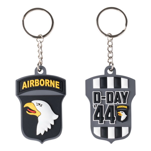 251553 3620 Sleutelhanger 3D PVC 101st Airborne D Day 44 133 Sleutelhanger 3D PVC 101st Airborne D-Day 44 #133 Voeg een vleugje geschiedenis toe aan je sleutelbos met onze prachtige 3D PVC-sleutelhanger uit de Fostex WWII serie. Deze unieke sleutelhanger is aan beide zijden voorzien van iconische logo's, namelijk de Invasion Stripes/D-Day '44 en de Screaming Eagle, symbolen die synoniem staan voor de legendarische 101st Airborne Division. De Invasion Stripes/D-Day '44 herinneren ons aan de heroïsche landingen van geallieerde troepen op D-Day, 6 juni 1944, een keerpunt in de geschiedenis van de Tweede Wereldoorlog. De Screaming Eagle is het trotse embleem van de 101st Airborne Division, een elite-eenheid van dappere parachutisten die hun moed en vastberadenheid hebben bewezen in cruciale gevechten tijdens de oorlog. Deze PVC-sleutelhanger is met oog voor detail ontworpen en voegt een vleugje nostalgie toe aan je dagelijkse leven. Hang het aan je sleutelbos, tas of rugzak om je trots en respect te tonen voor de onverschrokken mannen en vrouwen van de 101st Airborne Division. Of je nu een veteraan bent, een geschiedenisliefhebber of gewoon op zoek bent naar een unieke en betekenisvolle accessoire, deze 3D PVC-sleutelhanger is een must-have. Bestel nu en draag deze historische sleutelhanger met trots als eerbetoon aan de moedige soldaten die hebben gestreden voor vrijheid en gerechtigheid.