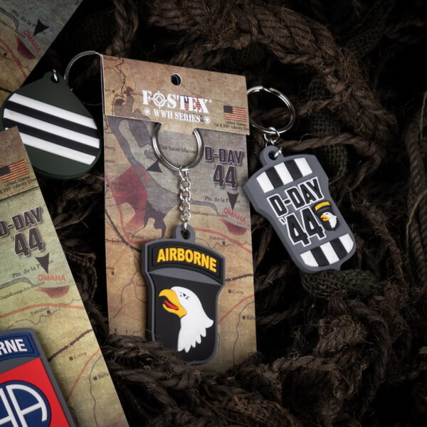 251553 3620 Sleutelhanger 3D PVC 101st Airborne D Day 44 1331 Sleutelhanger 3D PVC 101st Airborne D-Day 44 #133 Voeg een vleugje geschiedenis toe aan je sleutelbos met onze prachtige 3D PVC-sleutelhanger uit de Fostex WWII serie. Deze unieke sleutelhanger is aan beide zijden voorzien van iconische logo's, namelijk de Invasion Stripes/D-Day '44 en de Screaming Eagle, symbolen die synoniem staan voor de legendarische 101st Airborne Division. De Invasion Stripes/D-Day '44 herinneren ons aan de heroïsche landingen van geallieerde troepen op D-Day, 6 juni 1944, een keerpunt in de geschiedenis van de Tweede Wereldoorlog. De Screaming Eagle is het trotse embleem van de 101st Airborne Division, een elite-eenheid van dappere parachutisten die hun moed en vastberadenheid hebben bewezen in cruciale gevechten tijdens de oorlog. Deze PVC-sleutelhanger is met oog voor detail ontworpen en voegt een vleugje nostalgie toe aan je dagelijkse leven. Hang het aan je sleutelbos, tas of rugzak om je trots en respect te tonen voor de onverschrokken mannen en vrouwen van de 101st Airborne Division. Of je nu een veteraan bent, een geschiedenisliefhebber of gewoon op zoek bent naar een unieke en betekenisvolle accessoire, deze 3D PVC-sleutelhanger is een must-have. Bestel nu en draag deze historische sleutelhanger met trots als eerbetoon aan de moedige soldaten die hebben gestreden voor vrijheid en gerechtigheid.