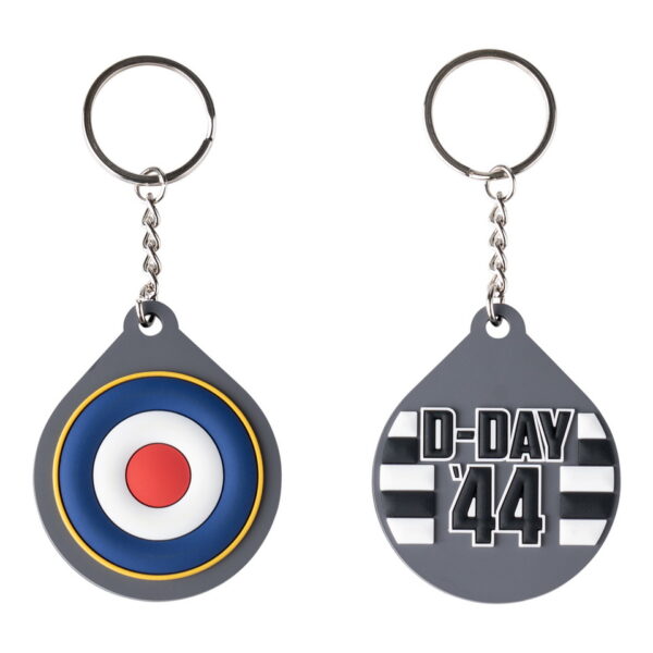 251553 3621 Sleutelhanger 3D PVC RAF Roundel D Day 44 134 Sleutelhanger 3D PVC RAF Roundel D-Day 44 #134 Voeg een stukje geschiedenis toe aan je sleutelbos met onze prachtige 3D PVC-sleutelhanger uit de Fostex WWII serie. Deze unieke sleutelhanger is aan beide zijden voorzien van iconische logo's, namelijk de RAF Roundel D-Day '44 en het logo van de Britse Royal Air Force (RAF). De RAF Roundel D-Day '44 herinnert ons aan de cruciale rol van de Royal Air Force tijdens de invasie van Normandië op D-Day, 6 juni 1944. Het was een gezamenlijke inspanning van de geallieerde luchtmachten die de weg effenden voor het succes van de invasie. Het logo van de Britse Royal Air Force staat symbool voor de moed en het professionalisme van deze legendarische luchtmacht, die een essentiële rol speelde in de luchtoorlog tijdens de Tweede Wereldoorlog. Deze PVC-sleutelhanger is met zorg ontworpen en voegt een vleugje historie toe aan je dagelijkse leven. Hang het aan je sleutelbos, tas of rugzak om je respect en bewondering te tonen voor de dappere mannen en vrouwen van de RAF en hun bijdrage aan de vrijheid van Europa. Of je nu een veteraan bent, een luchtmachtliefhebber of gewoon op zoek bent naar een unieke en betekenisvolle accessoire, deze 3D PVC-sleutelhanger is een must-have. Bestel nu en draag deze historische sleutelhanger met trots als eerbetoon aan de heldhaftige inzet van de RAF en de gedenkwaardige gebeurtenissen op D-Day.