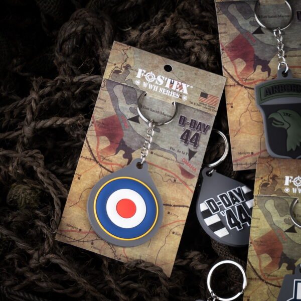 251553 3621 Sleutelhanger 3D PVC RAF Roundel D Day 44 1341 Sleutelhanger 3D PVC RAF Roundel D-Day 44 #134 Voeg een stukje geschiedenis toe aan je sleutelbos met onze prachtige 3D PVC-sleutelhanger uit de Fostex WWII serie. Deze unieke sleutelhanger is aan beide zijden voorzien van iconische logo's, namelijk de RAF Roundel D-Day '44 en het logo van de Britse Royal Air Force (RAF). De RAF Roundel D-Day '44 herinnert ons aan de cruciale rol van de Royal Air Force tijdens de invasie van Normandië op D-Day, 6 juni 1944. Het was een gezamenlijke inspanning van de geallieerde luchtmachten die de weg effenden voor het succes van de invasie. Het logo van de Britse Royal Air Force staat symbool voor de moed en het professionalisme van deze legendarische luchtmacht, die een essentiële rol speelde in de luchtoorlog tijdens de Tweede Wereldoorlog. Deze PVC-sleutelhanger is met zorg ontworpen en voegt een vleugje historie toe aan je dagelijkse leven. Hang het aan je sleutelbos, tas of rugzak om je respect en bewondering te tonen voor de dappere mannen en vrouwen van de RAF en hun bijdrage aan de vrijheid van Europa. Of je nu een veteraan bent, een luchtmachtliefhebber of gewoon op zoek bent naar een unieke en betekenisvolle accessoire, deze 3D PVC-sleutelhanger is een must-have. Bestel nu en draag deze historische sleutelhanger met trots als eerbetoon aan de heldhaftige inzet van de RAF en de gedenkwaardige gebeurtenissen op D-Day.