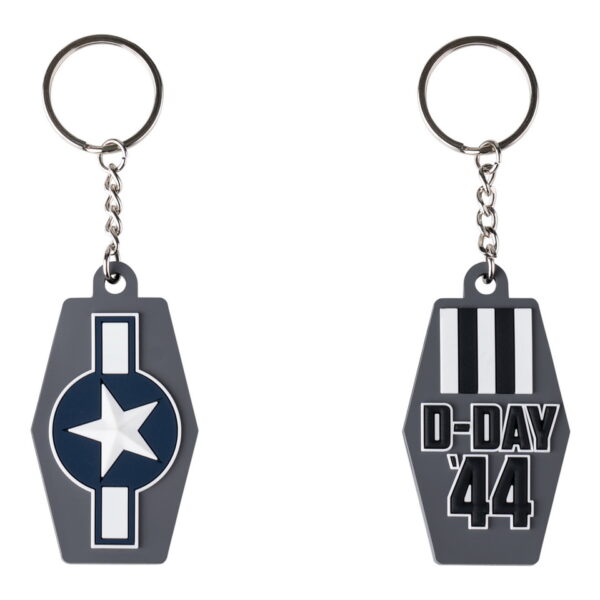 251553 3622 Sleutelhanger 3D PVC USAF D DAY 44 135 Sleutelhanger 3D PVC USAF D-Day 44 #135 Voeg een vleugje geschiedenis toe aan je sleutelbos met onze prachtige 3D PVC-sleutelhanger uit de Fostex WWII serie. Deze unieke sleutelhanger is aan beide zijden voorzien van iconische logo's, namelijk de USAF D-Day '44 en het logo van de United States Air Force (USAF). De USAF D-Day '44 herinnert ons aan de cruciale rol van de United States Air Force tijdens de invasie van Normandië op D-Day, 6 juni 1944. De luchtaanvallen en luchtsteun van de USAF speelden een beslissende rol bij het veiligstellen van het succes van de invasie. Het logo van de United States Air Force symboliseert de trots en het professionalisme van deze legendarische luchtmacht, die door de geschiedenis heen een cruciale rol heeft gespeeld bij het beschermen van vrijheid en democratie. Deze PVC-sleutelhanger is met oog voor detail ontworpen en voegt een vleugje nostalgie toe aan je dagelijkse leven. Hang het aan je sleutelbos, tas of rugzak om je respect en bewondering te tonen voor de dappere mannen en vrouwen van de USAF en hun onverschrokken inzet voor vaderland en vrijheid. Of je nu een veteraan bent, een luchtmachtliefhebber of gewoon op zoek bent naar een unieke en betekenisvolle accessoire, deze 3D PVC-sleutelhanger is een must-have. Bestel nu en draag deze historische sleutelhanger met trots als een eerbetoon aan de heldhaftige inzet van de USAF en de gedenkwaardige gebeurtenissen op D-Day.