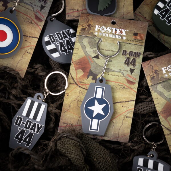 251553 3622 Sleutelhanger 3D PVC USAF D DAY 44 1351 Sleutelhanger 3D PVC USAF D-Day 44 #135 Voeg een vleugje geschiedenis toe aan je sleutelbos met onze prachtige 3D PVC-sleutelhanger uit de Fostex WWII serie. Deze unieke sleutelhanger is aan beide zijden voorzien van iconische logo's, namelijk de USAF D-Day '44 en het logo van de United States Air Force (USAF). De USAF D-Day '44 herinnert ons aan de cruciale rol van de United States Air Force tijdens de invasie van Normandië op D-Day, 6 juni 1944. De luchtaanvallen en luchtsteun van de USAF speelden een beslissende rol bij het veiligstellen van het succes van de invasie. Het logo van de United States Air Force symboliseert de trots en het professionalisme van deze legendarische luchtmacht, die door de geschiedenis heen een cruciale rol heeft gespeeld bij het beschermen van vrijheid en democratie. Deze PVC-sleutelhanger is met oog voor detail ontworpen en voegt een vleugje nostalgie toe aan je dagelijkse leven. Hang het aan je sleutelbos, tas of rugzak om je respect en bewondering te tonen voor de dappere mannen en vrouwen van de USAF en hun onverschrokken inzet voor vaderland en vrijheid. Of je nu een veteraan bent, een luchtmachtliefhebber of gewoon op zoek bent naar een unieke en betekenisvolle accessoire, deze 3D PVC-sleutelhanger is een must-have. Bestel nu en draag deze historische sleutelhanger met trots als een eerbetoon aan de heldhaftige inzet van de USAF en de gedenkwaardige gebeurtenissen op D-Day.