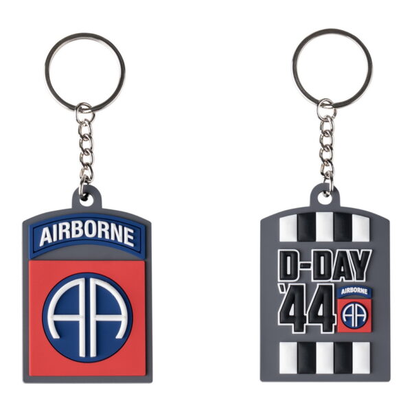 251553 3623 Sleutelhanger 3D PVC 82nd Airborne D Day 44 136 Sleutelhanger 3D PVC 82nd Airborne D-Day 44 #136 Breng een eerbetoon aan de heroïsche daden van de 82nd Airborne Division met onze prachtige 3D PVC-sleutelhanger uit de Fostex WWII serie. Deze unieke sleutelhanger is aan beide zijden voorzien van iconische logo's, namelijk de 82nd Airborne Division en de Invasion Stripes/D-Day '44. De 82nd Airborne Division was een elite-eenheid van het Amerikaanse leger en speelde een cruciale rol tijdens de invasie van Normandië op D-Day, 6 juni 1944. Deze dappere mannen werden gedropt achter vijandelijke linies om belangrijke doelen te veroveren en strategische posities vast te houden. Het logo van de 82nd Airborne Division staat symbool voor de moed, vastberadenheid en paraatheid van deze legendarische eenheid. De Invasion Stripes/D-Day '44 herinneren ons aan de historische gebeurtenissen van D-Day en de gezamenlijke inspanningen van de geallieerde troepen om Europa te bevrijden. Deze PVC-sleutelhanger is met oog voor detail ontworpen en voegt een vleugje geschiedenis toe aan je dagelijkse leven. Hang het aan je sleutelbos, tas of rugzak om je respect en bewondering te tonen voor de dappere mannen van de 82nd Airborne Division en hun opmerkelijke inzet voor vrijheid en gerechtigheid. Of je nu een veteraan bent, een militaire liefhebber of gewoon op zoek bent naar een betekenisvolle accessoire, deze 3D PVC-sleutelhanger is een must-have. Bestel nu en draag deze historische sleutelhanger met trots als een eerbetoon aan de heldhaftige daden van de 82nd Airborne Division en de gedenkwaardige gebeurtenissen op D-Day.