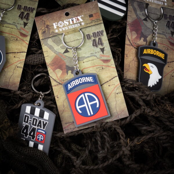 251553 3623 Sleutelhanger 3D PVC 82nd Airborne D Day 44 1361 Sleutelhanger 3D PVC 82nd Airborne D-Day 44 #136 Breng een eerbetoon aan de heroïsche daden van de 82nd Airborne Division met onze prachtige 3D PVC-sleutelhanger uit de Fostex WWII serie. Deze unieke sleutelhanger is aan beide zijden voorzien van iconische logo's, namelijk de 82nd Airborne Division en de Invasion Stripes/D-Day '44. De 82nd Airborne Division was een elite-eenheid van het Amerikaanse leger en speelde een cruciale rol tijdens de invasie van Normandië op D-Day, 6 juni 1944. Deze dappere mannen werden gedropt achter vijandelijke linies om belangrijke doelen te veroveren en strategische posities vast te houden. Het logo van de 82nd Airborne Division staat symbool voor de moed, vastberadenheid en paraatheid van deze legendarische eenheid. De Invasion Stripes/D-Day '44 herinneren ons aan de historische gebeurtenissen van D-Day en de gezamenlijke inspanningen van de geallieerde troepen om Europa te bevrijden. Deze PVC-sleutelhanger is met oog voor detail ontworpen en voegt een vleugje geschiedenis toe aan je dagelijkse leven. Hang het aan je sleutelbos, tas of rugzak om je respect en bewondering te tonen voor de dappere mannen van de 82nd Airborne Division en hun opmerkelijke inzet voor vrijheid en gerechtigheid. Of je nu een veteraan bent, een militaire liefhebber of gewoon op zoek bent naar een betekenisvolle accessoire, deze 3D PVC-sleutelhanger is een must-have. Bestel nu en draag deze historische sleutelhanger met trots als een eerbetoon aan de heldhaftige daden van de 82nd Airborne Division en de gedenkwaardige gebeurtenissen op D-Day.