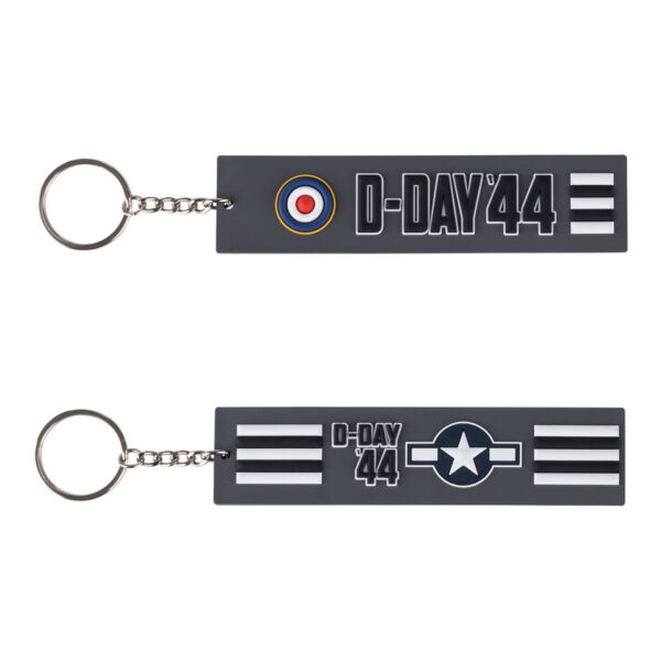251553 3626 Sleutelhanger 3D PVC D Day RAF 139 Onze 3D PVC-sleutelhanger uit de Fostex WWII-serie is meer dan alleen een praktische accessoire; het is een eerbetoon aan een historisch keerpunt. Aan beide zijden siert het gedetailleerde logo van de Invasion Stripes/RAF/D-Day '44 deze sleutelhanger. Deze sleutelhanger is niet zomaar een alledaags item. Het vertegenwoordigt de moed en vastberadenheid van de Royal Air Force tijdens de iconische gebeurtenissen van D-Day in 1944. Deze Invasion Stripes, ook bekend als 'D-Day Stripes', werden op vliegtuigen geschilderd om ze te onderscheiden van vijandelijke vliegtuigen tijdens de invasie van Normandië. Gemaakt van duurzaam PVC is deze sleutelhanger bestand tegen dagelijkse slijtage en blijft hij er altijd goed uitzien. Het is niet alleen een functionele sleutelhanger, maar ook een gespreksonderwerp en een manier om respect te tonen voor de geschiedenis. Met deze RAF D-Day '44 Invasion Stripes PVC-sleutelhanger kun je jouw sleutels organiseren met een vleugje historische betekenis en eer. Een geweldig cadeau voor geschiedenisliefhebbers en iedereen die de dapperheid van die tijd wil eren.