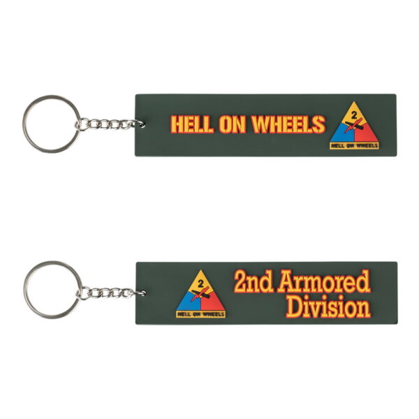 251553 3630 Sleutelhanger 3D PVC Hell on Wheels 143 Onze 3D PVC-sleutelhanger uit de Fostex WWII-serie is meer dan alleen een praktische accessoire; het is een eerbetoon aan moed en vastberadenheid. Aan beide zijden prijkt een gedetailleerde print van de 2nd Armored Division, die liefkozend bekend stond als "Hell on Wheels." De 2nd Armored Division was een elite gepantserde divisie van het Amerikaanse leger. Tijdens de Tweede Wereldoorlog speelden ze een cruciale rol in belangrijke veldslagen, waaronder de invasie van Normandië en de bevrijding van Europa. Hun vastberadenheid en doorzettingsvermogen maakten hen tot een legendarische eenheid, en de bijnaam "Hell on Wheels" weerspiegelde hun vastberadenheid en snelheid op het slagveld. Deze PVC-sleutelhanger is gemaakt om te duren, net als de geest van de 2nd Armored Division. Het is een eerbetoon aan degenen die hebben gediend en een manier om hun nalatenschap levend te houden. Het is niet alleen een praktische sleutelhanger, maar ook een symbool van respect en bewondering voor degenen die zich hebben ingezet voor vrijheid. Met de Hell on Wheels PVC-sleutelhanger kun je jouw sleutels organiseren en tegelijkertijd de moed van deze legendarische eenheid eren. Een geweldig cadeau voor geschiedenisliefhebbers en iedereen die respect heeft voor militaire helden.