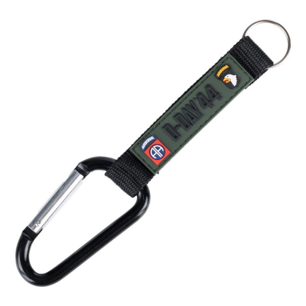 259142 13002 Karabijnhaak sleutelhanger D Day Airborne 150 Met de D-Day Airborne aluminium karabijnhaak / sleutelhanger ben je altijd klaar voor actie. Deze handige tool is niet alleen een praktische manier om je sleutels te organiseren, maar het voegt ook een vleugje stijl en geschiedenis toe aan je dagelijkse uitrusting. Deze karabijnhaak is ontworpen om je sleutelbos snel en gemakkelijk te bevestigen aan je tas, broek of riemlus. Hierdoor hoef je nooit meer te graaien in je zakken op zoek naar je sleutels. Met een totale lengte van 18 cm, inclusief de karabijnhaak van 8 x 4 cm, biedt deze sleutelhanger voldoende ruimte om al je belangrijke sleutels bij de hand te houden. De D-Day Airborne karabijnhaak is niet alleen functioneel, maar ook historisch. Het ontwerp is voorzien van een eerbetoon aan de moedige parachutisten van de D-Day luchtlandingen tijdens de Tweede Wereldoorlog. Of je nu een geschiedenisliefhebber bent of gewoon op zoek bent naar een coole sleutelhanger, deze aluminium karabijnhaak voegt een vleugje geschiedenis toe aan je dagelijkse routine. Dankzij het duurzame aluminium materiaal kan deze karabijnhaak de ontberingen van het dagelijks leven aan, en blijft hij er geweldig uitzien, hoe avontuurlijk je leven ook is. Bovendien is het een geweldig cadeau voor vrienden, familieleden of collega's die houden van functionele en stijlvolle accessoires. Met de D-Day Airborne karabijnhaak / sleutelhanger heb je je sleutels altijd binnen handbereik en draag je een stukje geschiedenis met je mee, waar je ook gaat.