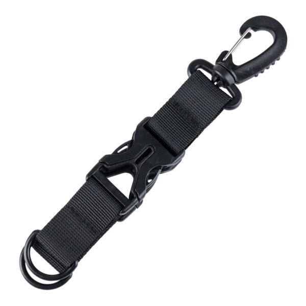 259358 Karabijn keychain houder De Karabijn keychain houder is een must-have accessoire voor iedereen die op zoek is naar een handige en veilige manier om sleutels te beheren. Deze praktische karabijnhaak is uitgerust met deelbare sleutelhangers, wat betekent dat je je sleutels in twee delen kunt opdelen door middel van een handig klik systeem. Dit maakt het bijvoorbeeld mogelijk om de sleutels van je huis en auto van elkaar te scheiden, zodat je ze apart kunt gebruiken wanneer dat nodig is. Het gebruik van duurzaam nylon en aluminium zorgt ervoor dat deze keychain houder bestand is tegen dagelijkse slijtage en een lange levensduur heeft. De zwarte kleur geeft een stijlvolle en tijdloze uitstraling aan de houder, waardoor het een geschikte keuze is voor zowel mannen als vrouwen. Met de Karabijn keychain houder hoef je je geen zorgen te maken over het verliezen van je sleutels. Je kunt ze veilig aan de karabijnhaak bevestigen en deze vervolgens aan je tas, riemlus of rugzak hangen. Dit zorgt ervoor dat je sleutels altijd binnen handbereik zijn en je ze niet kwijtraakt, zelfs niet tijdens actieve buitenactiviteiten. Of je nu dagelijks je sleutels bij je draagt, op avontuur gaat in de natuur, of gewoon georganiseerd wilt blijven, deze Karabijn keychain houder biedt de perfecte oplossing. Met zijn handige klik systeem en stevige constructie, ben je verzekerd van een veilige en ideale manier om je sleutels te beheren. Kies voor de functionaliteit en duurzaamheid van de Karabijn keychain houder en geniet van het gemak van georganiseerde sleutels waar je ook gaat.