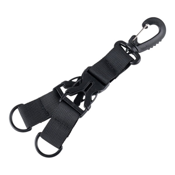 259358 Karabijn keychain houder1 De Karabijn keychain houder is een must-have accessoire voor iedereen die op zoek is naar een handige en veilige manier om sleutels te beheren. Deze praktische karabijnhaak is uitgerust met deelbare sleutelhangers, wat betekent dat je je sleutels in twee delen kunt opdelen door middel van een handig klik systeem. Dit maakt het bijvoorbeeld mogelijk om de sleutels van je huis en auto van elkaar te scheiden, zodat je ze apart kunt gebruiken wanneer dat nodig is. Het gebruik van duurzaam nylon en aluminium zorgt ervoor dat deze keychain houder bestand is tegen dagelijkse slijtage en een lange levensduur heeft. De zwarte kleur geeft een stijlvolle en tijdloze uitstraling aan de houder, waardoor het een geschikte keuze is voor zowel mannen als vrouwen. Met de Karabijn keychain houder hoef je je geen zorgen te maken over het verliezen van je sleutels. Je kunt ze veilig aan de karabijnhaak bevestigen en deze vervolgens aan je tas, riemlus of rugzak hangen. Dit zorgt ervoor dat je sleutels altijd binnen handbereik zijn en je ze niet kwijtraakt, zelfs niet tijdens actieve buitenactiviteiten. Of je nu dagelijks je sleutels bij je draagt, op avontuur gaat in de natuur, of gewoon georganiseerd wilt blijven, deze Karabijn keychain houder biedt de perfecte oplossing. Met zijn handige klik systeem en stevige constructie, ben je verzekerd van een veilige en ideale manier om je sleutels te beheren. Kies voor de functionaliteit en duurzaamheid van de Karabijn keychain houder en geniet van het gemak van georganiseerde sleutels waar je ook gaat.