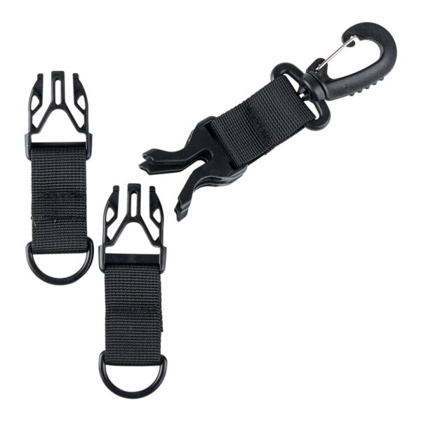 259358 Karabijn keychain houder2 De Karabijn keychain houder is een must-have accessoire voor iedereen die op zoek is naar een handige en veilige manier om sleutels te beheren. Deze praktische karabijnhaak is uitgerust met deelbare sleutelhangers, wat betekent dat je je sleutels in twee delen kunt opdelen door middel van een handig klik systeem. Dit maakt het bijvoorbeeld mogelijk om de sleutels van je huis en auto van elkaar te scheiden, zodat je ze apart kunt gebruiken wanneer dat nodig is. Het gebruik van duurzaam nylon en aluminium zorgt ervoor dat deze keychain houder bestand is tegen dagelijkse slijtage en een lange levensduur heeft. De zwarte kleur geeft een stijlvolle en tijdloze uitstraling aan de houder, waardoor het een geschikte keuze is voor zowel mannen als vrouwen. Met de Karabijn keychain houder hoef je je geen zorgen te maken over het verliezen van je sleutels. Je kunt ze veilig aan de karabijnhaak bevestigen en deze vervolgens aan je tas, riemlus of rugzak hangen. Dit zorgt ervoor dat je sleutels altijd binnen handbereik zijn en je ze niet kwijtraakt, zelfs niet tijdens actieve buitenactiviteiten. Of je nu dagelijks je sleutels bij je draagt, op avontuur gaat in de natuur, of gewoon georganiseerd wilt blijven, deze Karabijn keychain houder biedt de perfecte oplossing. Met zijn handige klik systeem en stevige constructie, ben je verzekerd van een veilige en ideale manier om je sleutels te beheren. Kies voor de functionaliteit en duurzaamheid van de Karabijn keychain houder en geniet van het gemak van georganiseerde sleutels waar je ook gaat.