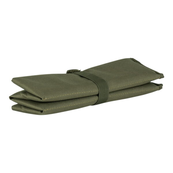 319641 Opvouwbaar zitmat JYFD Opvouwbaar Zitmat JYFD groen biedt het perfecte zitcomfort tijdens al je avonturen in de buitenlucht. Dit handige zitkussen is gemaakt van duurzaam nylon met een comfortabele schuimvulling, wat zorgt voor een ontspannen zitervaring, waar je ook bent. Met een afmeting van 35 x 30 x 1 cm is dit zitkussen compact en opvouwbaar. Het neemt daardoor nauwelijks ruimte in beslag en kan gemakkelijk worden meegenomen tijdens wandelingen of andere outdoor activiteiten. Dankzij de klittenbandsluiting kun je het kussen stevig opvouwen en eenvoudig aan je tas bevestigen. Het Opvouwbaar Zitmat JYFD is niet alleen praktisch, maar ook zeer veelzijdig. Of je nu een lange wandeling maakt, gaat picknicken in het park of een outdoor evenement bijwoont, dit zitkussen biedt altijd de nodige comfort. Daarnaast houdt het je kleding schoon en droog, zelfs op vochtige of modderige ondergronden. Het gebruikte nylon materiaal is waterafstotend, waardoor je geen last hebt van een nat en ongemakkelijk zitoppervlak. Geniet van het comfort en gemak dat dit zitkussen biedt, terwijl je volop van de natuur en buitenactiviteiten geniet. Kortom, het Opvouwbaar Zitmat JYFD is de ideale metgezel voor elke outdoor liefhebber. Voeg dit lichtgewicht, opvouwbare en waterafstotende zitkussen toe aan je uitrusting en ervaar het verschil dat het maakt tijdens je avonturen in de natuur. Blijf comfortabel, zelfs als je even wilt uitrusten, met dit praktische en veelzijdige zitkussen. <big><strong>Afmeting:</strong> 35 x 30 x 1 cm</big> <big><strong>Kenmerken:</strong></big> <ul> <li><big>Opvouwbaar</big></li> <li><big>Lichtgewicht</big></li> <li><big>Geeft veel comfort</big></li> <li><big>Waterafstotend</big></li> <li><big>Klittenbandsluiting</big></li> <li><big>​Ideaal om mee te nemen tijdens het wandelen of andere outdoor activiteiten</big></li> <li>​<big>Houdt uw kleding schoon en droog</big></li> </ul>