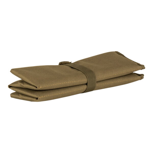 319641 Opvouwbaar zitmat JYFD3 Opvouwbaar Zitmat JYFD coyote biedt het perfecte zitcomfort tijdens al je avonturen in de buitenlucht. Dit handige zitkussen is gemaakt van duurzaam nylon met een comfortabele schuimvulling, wat zorgt voor een ontspannen zitervaring, waar je ook bent. Met een afmeting van 35 x 30 x 1 cm is dit zitkussen compact en opvouwbaar. Het neemt daardoor nauwelijks ruimte in beslag en kan gemakkelijk worden meegenomen tijdens wandelingen of andere outdoor activiteiten. Dankzij de klittenbandsluiting kun je het kussen stevig opvouwen en eenvoudig aan je tas bevestigen. Het Opvouwbaar Zitmat JYFD is niet alleen praktisch, maar ook zeer veelzijdig. Of je nu een lange wandeling maakt, gaat picknicken in het park of een outdoor evenement bijwoont, dit zitkussen biedt altijd de nodige comfort. Daarnaast houdt het je kleding schoon en droog, zelfs op vochtige of modderige ondergronden. Het gebruikte nylon materiaal is waterafstotend, waardoor je geen last hebt van een nat en ongemakkelijk zitoppervlak. Geniet van het comfort en gemak dat dit zitkussen biedt, terwijl je volop van de natuur en buitenactiviteiten geniet. Kortom, het Opvouwbaar Zitmat JYFD is de ideale metgezel voor elke outdoor liefhebber. Voeg dit lichtgewicht, opvouwbare en waterafstotende zitkussen toe aan je uitrusting en ervaar het verschil dat het maakt tijdens je avonturen in de natuur. Blijf comfortabel, zelfs als je even wilt uitrusten, met dit praktische en veelzijdige zitkussen. <big><strong>Afmeting:</strong> 35 x 30 x 1 cm</big> <big><strong>Kenmerken:</strong></big> <ul> <li><big>Opvouwbaar</big></li> <li><big>Lichtgewicht</big></li> <li><big>Geeft veel comfort</big></li> <li><big>Waterafstotend</big></li> <li><big>Klittenbandsluiting</big></li> <li><big>​Ideaal om mee te nemen tijdens het wandelen of andere outdoor activiteiten</big></li> <li>​<big>Houdt uw kleding schoon en droog</big></li> </ul>
