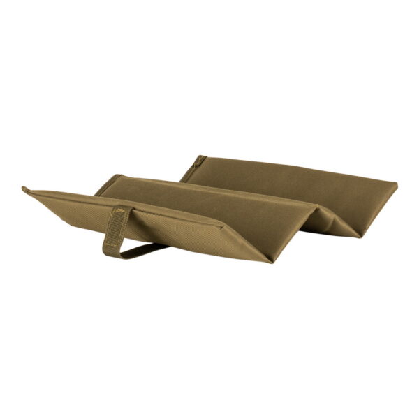 319641 Opvouwbaar zitmat JYFD5 Opvouwbaar Zitmat JYFD coyote biedt het perfecte zitcomfort tijdens al je avonturen in de buitenlucht. Dit handige zitkussen is gemaakt van duurzaam nylon met een comfortabele schuimvulling, wat zorgt voor een ontspannen zitervaring, waar je ook bent. Met een afmeting van 35 x 30 x 1 cm is dit zitkussen compact en opvouwbaar. Het neemt daardoor nauwelijks ruimte in beslag en kan gemakkelijk worden meegenomen tijdens wandelingen of andere outdoor activiteiten. Dankzij de klittenbandsluiting kun je het kussen stevig opvouwen en eenvoudig aan je tas bevestigen. Het Opvouwbaar Zitmat JYFD is niet alleen praktisch, maar ook zeer veelzijdig. Of je nu een lange wandeling maakt, gaat picknicken in het park of een outdoor evenement bijwoont, dit zitkussen biedt altijd de nodige comfort. Daarnaast houdt het je kleding schoon en droog, zelfs op vochtige of modderige ondergronden. Het gebruikte nylon materiaal is waterafstotend, waardoor je geen last hebt van een nat en ongemakkelijk zitoppervlak. Geniet van het comfort en gemak dat dit zitkussen biedt, terwijl je volop van de natuur en buitenactiviteiten geniet. Kortom, het Opvouwbaar Zitmat JYFD is de ideale metgezel voor elke outdoor liefhebber. Voeg dit lichtgewicht, opvouwbare en waterafstotende zitkussen toe aan je uitrusting en ervaar het verschil dat het maakt tijdens je avonturen in de natuur. Blijf comfortabel, zelfs als je even wilt uitrusten, met dit praktische en veelzijdige zitkussen. <big><strong>Afmeting:</strong> 35 x 30 x 1 cm</big> <big><strong>Kenmerken:</strong></big> <ul> <li><big>Opvouwbaar</big></li> <li><big>Lichtgewicht</big></li> <li><big>Geeft veel comfort</big></li> <li><big>Waterafstotend</big></li> <li><big>Klittenbandsluiting</big></li> <li><big>​Ideaal om mee te nemen tijdens het wandelen of andere outdoor activiteiten</big></li> <li>​<big>Houdt uw kleding schoon en droog</big></li> </ul>