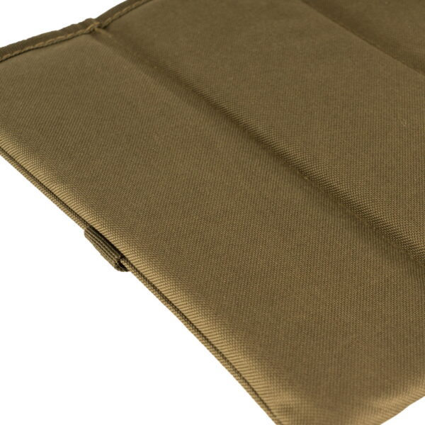 319641 Opvouwbaar zitmat JYFD6 Opvouwbaar Zitmat JYFD coyote biedt het perfecte zitcomfort tijdens al je avonturen in de buitenlucht. Dit handige zitkussen is gemaakt van duurzaam nylon met een comfortabele schuimvulling, wat zorgt voor een ontspannen zitervaring, waar je ook bent. Met een afmeting van 35 x 30 x 1 cm is dit zitkussen compact en opvouwbaar. Het neemt daardoor nauwelijks ruimte in beslag en kan gemakkelijk worden meegenomen tijdens wandelingen of andere outdoor activiteiten. Dankzij de klittenbandsluiting kun je het kussen stevig opvouwen en eenvoudig aan je tas bevestigen. Het Opvouwbaar Zitmat JYFD is niet alleen praktisch, maar ook zeer veelzijdig. Of je nu een lange wandeling maakt, gaat picknicken in het park of een outdoor evenement bijwoont, dit zitkussen biedt altijd de nodige comfort. Daarnaast houdt het je kleding schoon en droog, zelfs op vochtige of modderige ondergronden. Het gebruikte nylon materiaal is waterafstotend, waardoor je geen last hebt van een nat en ongemakkelijk zitoppervlak. Geniet van het comfort en gemak dat dit zitkussen biedt, terwijl je volop van de natuur en buitenactiviteiten geniet. Kortom, het Opvouwbaar Zitmat JYFD is de ideale metgezel voor elke outdoor liefhebber. Voeg dit lichtgewicht, opvouwbare en waterafstotende zitkussen toe aan je uitrusting en ervaar het verschil dat het maakt tijdens je avonturen in de natuur. Blijf comfortabel, zelfs als je even wilt uitrusten, met dit praktische en veelzijdige zitkussen. <big><strong>Afmeting:</strong> 35 x 30 x 1 cm</big> <big><strong>Kenmerken:</strong></big> <ul> <li><big>Opvouwbaar</big></li> <li><big>Lichtgewicht</big></li> <li><big>Geeft veel comfort</big></li> <li><big>Waterafstotend</big></li> <li><big>Klittenbandsluiting</big></li> <li><big>​Ideaal om mee te nemen tijdens het wandelen of andere outdoor activiteiten</big></li> <li>​<big>Houdt uw kleding schoon en droog</big></li> </ul>