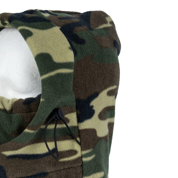 Bivakmuts fleece polar6 De Fleece Polar Bivakmuts is jouw partner in de strijd tegen winterse kou en barre weersomstandigheden. Of je nu wandelt, skiët of gewoon geniet van de winterse buitenlucht, deze bivakmuts biedt ultieme warmte en bescherming. Het geheim achter deze bivakmuts is de fleece stof. Fleece staat bekend om zijn warmte, lichtheid en vochtafvoerende eigenschappen, waardoor je droog en comfortabel blijft, zelfs tijdens intensieve activiteiten. Deze bivakmuts is ontworpen om je hoofd, nek en gezicht te bedekken, waardoor je volledige bescherming hebt tegen de elementen. De verstelbare pasvorm zorgt voor comfort, zelfs tijdens de meest veeleisende avonturen. Dankzij het lichte ontwerp kun je deze bivakmuts gemakkelijk meenemen in je rugzak of tas, zodat je altijd bent voorbereid op veranderende weersomstandigheden. Kies voor warmte en comfort met de Fleece Polar Bivakmuts en geniet van het winterse buitenleven zonder zorgen over de kou. <table class="table table-striped"> <tbody> <tr> <td>✔</td> <td>Kleur: groen</td> </tr> <tr> <td>✔</td> <td>Materiaal: 100% polyester</td> </tr> </tbody> </table>