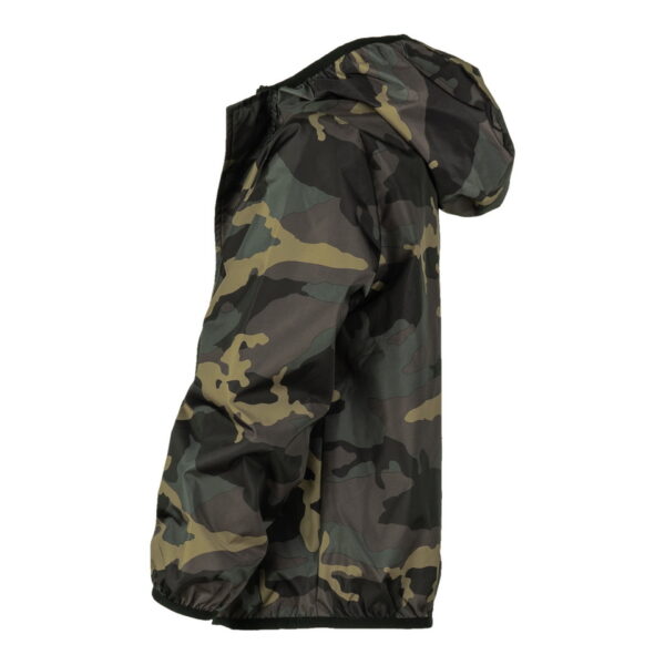 129458 Kinder windjack camo2 Houd je kleintje stijlvol en beschermd met het Kinder Windjack in camo-design. Gemaakt van duurzaam 100% polyester, biedt dit zomerse jack wind- en waterafstotende eigenschappen. De ademende mesh voering aan de binnenzijde zorgt voor comfort, terwijl de capuchon met elastiek, stormflap, robuuste ritssluiting en elastische onderboord en manchetten praktische details toevoegen. De twee steekzakken met ritssluiting maken dit windjack zowel trendy als functioneel.
