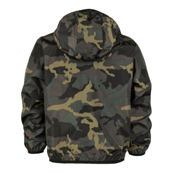 129458 Kinder windjack camo3 Houd je kleintje stijlvol en beschermd met het Kinder Windjack in camo-design. Gemaakt van duurzaam 100% polyester, biedt dit zomerse jack wind- en waterafstotende eigenschappen. De ademende mesh voering aan de binnenzijde zorgt voor comfort, terwijl de capuchon met elastiek, stormflap, robuuste ritssluiting en elastische onderboord en manchetten praktische details toevoegen. De twee steekzakken met ritssluiting maken dit windjack zowel trendy als functioneel.