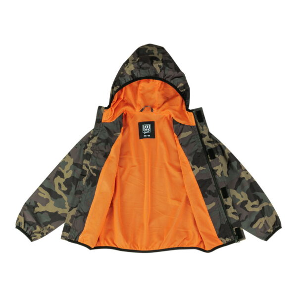 129458 Kinder windjack camo4 Houd je kleintje stijlvol en beschermd met het Kinder Windjack in camo-design. Gemaakt van duurzaam 100% polyester, biedt dit zomerse jack wind- en waterafstotende eigenschappen. De ademende mesh voering aan de binnenzijde zorgt voor comfort, terwijl de capuchon met elastiek, stormflap, robuuste ritssluiting en elastische onderboord en manchetten praktische details toevoegen. De twee steekzakken met ritssluiting maken dit windjack zowel trendy als functioneel.