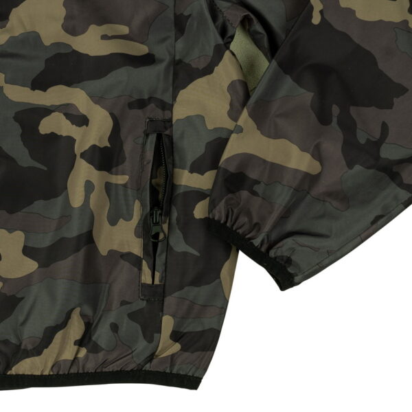 129458 Kinder windjack camo5 Houd je kleintje stijlvol en beschermd met het Kinder Windjack in camo-design. Gemaakt van duurzaam 100% polyester, biedt dit zomerse jack wind- en waterafstotende eigenschappen. De ademende mesh voering aan de binnenzijde zorgt voor comfort, terwijl de capuchon met elastiek, stormflap, robuuste ritssluiting en elastische onderboord en manchetten praktische details toevoegen. De twee steekzakken met ritssluiting maken dit windjack zowel trendy als functioneel.