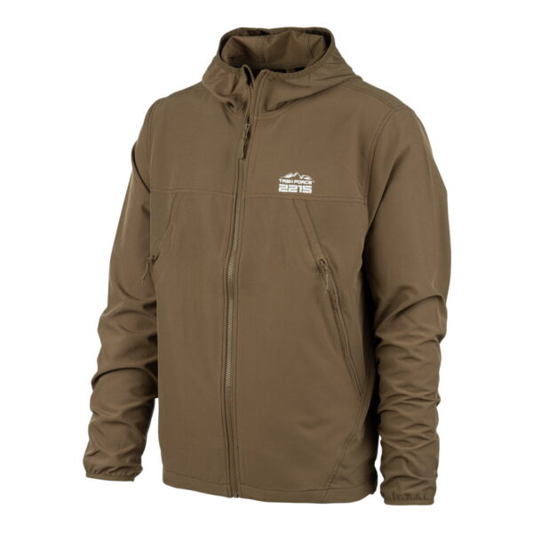 129875 TF 2215 Softshell Trail Jacket1 De TF-2215 Softshell Trail Jacket is een must-have voor iedereen met een actieve levensstijl en een liefde voor het buitenleven. Of je nu gaat wandelen, reizen, fietsen of gewoon geniet van de natuur, deze softshell jas biedt de perfecte combinatie van comfort, duurzaamheid en functionaliteit. Kenmerken: <ul> <li>Kwalitatieve SAB ritssluiting: De jas is voorzien van een hoogwaardige ritssluiting voor duurzaamheid en soepele werking.</li> <li>Capuchon met elastische sluiting: De verstelbare capuchon biedt bescherming tegen de elementen en kan strakker worden getrokken voor extra warmte en comfort.</li> <li>Elastische mouwsluitingen: Houd wind en regen buiten met elastische mouwsluitingen die perfect aansluiten op je polsen.</li> <li>Twee steekzakken met ritssluiting: Handige zakken om je handen warm te houden en om kleine benodigdheden veilig op te bergen.</li> <li>Verstelbaar koord aan de onderzijde: Pas de pasvorm van de jas aan naar wens en houd koude lucht buiten.</li> <li>Binnenzak: Een extra zak aan de binnenkant van de jas voor het veilig opbergen van waardevolle spullen.</li> <li>Gaatjes onder de oksel: Deze openingen zorgen voor ademend vermogen, zodat je comfortabel kunt blijven, zelfs tijdens intensieve activiteiten.</li> </ul> De ademende en waterdichte buitenlaag van de jas beschermt je tegen onverwachte weersomstandigheden en houdt je droog, zelfs in een regenbui. Het is de ideale metgezel voor buitenactiviteiten in alle seizoenen. Kortom, de TF-2215 Softshell Trail Jacket is ontworpen voor avonturiers die graag genieten van de schoonheid van de natuur, zonder concessies te doen aan comfort en bescherming. Kies voor kwaliteit en functionaliteit met deze softshell jas.