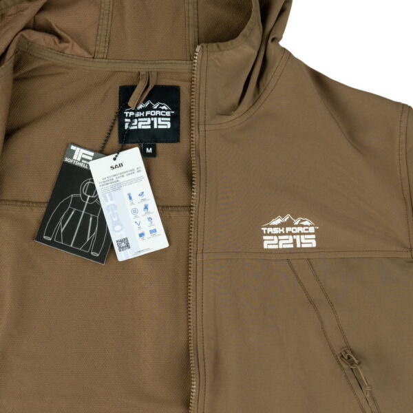 129875 TF 2215 Softshell Trail Jacket10 De TF-2215 Softshell Trail Jacket is een must-have voor iedereen met een actieve levensstijl en een liefde voor het buitenleven. Of je nu gaat wandelen, reizen, fietsen of gewoon geniet van de natuur, deze softshell jas biedt de perfecte combinatie van comfort, duurzaamheid en functionaliteit. Kenmerken: <ul> <li>Kwalitatieve SAB ritssluiting: De jas is voorzien van een hoogwaardige ritssluiting voor duurzaamheid en soepele werking.</li> <li>Capuchon met elastische sluiting: De verstelbare capuchon biedt bescherming tegen de elementen en kan strakker worden getrokken voor extra warmte en comfort.</li> <li>Elastische mouwsluitingen: Houd wind en regen buiten met elastische mouwsluitingen die perfect aansluiten op je polsen.</li> <li>Twee steekzakken met ritssluiting: Handige zakken om je handen warm te houden en om kleine benodigdheden veilig op te bergen.</li> <li>Verstelbaar koord aan de onderzijde: Pas de pasvorm van de jas aan naar wens en houd koude lucht buiten.</li> <li>Binnenzak: Een extra zak aan de binnenkant van de jas voor het veilig opbergen van waardevolle spullen.</li> <li>Gaatjes onder de oksel: Deze openingen zorgen voor ademend vermogen, zodat je comfortabel kunt blijven, zelfs tijdens intensieve activiteiten.</li> </ul> De ademende en waterdichte buitenlaag van de jas beschermt je tegen onverwachte weersomstandigheden en houdt je droog, zelfs in een regenbui. Het is de ideale metgezel voor buitenactiviteiten in alle seizoenen. Kortom, de TF-2215 Softshell Trail Jacket is ontworpen voor avonturiers die graag genieten van de schoonheid van de natuur, zonder concessies te doen aan comfort en bescherming. Kies voor kwaliteit en functionaliteit met deze softshell jas.