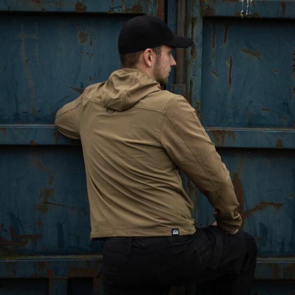 129875 TF 2215 Softshell Trail Jacket12 De TF-2215 Softshell Trail Jacket is een must-have voor iedereen met een actieve levensstijl en een liefde voor het buitenleven. Of je nu gaat wandelen, reizen, fietsen of gewoon geniet van de natuur, deze softshell jas biedt de perfecte combinatie van comfort, duurzaamheid en functionaliteit. Kenmerken: <ul> <li>Kwalitatieve SAB ritssluiting: De jas is voorzien van een hoogwaardige ritssluiting voor duurzaamheid en soepele werking.</li> <li>Capuchon met elastische sluiting: De verstelbare capuchon biedt bescherming tegen de elementen en kan strakker worden getrokken voor extra warmte en comfort.</li> <li>Elastische mouwsluitingen: Houd wind en regen buiten met elastische mouwsluitingen die perfect aansluiten op je polsen.</li> <li>Twee steekzakken met ritssluiting: Handige zakken om je handen warm te houden en om kleine benodigdheden veilig op te bergen.</li> <li>Verstelbaar koord aan de onderzijde: Pas de pasvorm van de jas aan naar wens en houd koude lucht buiten.</li> <li>Binnenzak: Een extra zak aan de binnenkant van de jas voor het veilig opbergen van waardevolle spullen.</li> <li>Gaatjes onder de oksel: Deze openingen zorgen voor ademend vermogen, zodat je comfortabel kunt blijven, zelfs tijdens intensieve activiteiten.</li> </ul> De ademende en waterdichte buitenlaag van de jas beschermt je tegen onverwachte weersomstandigheden en houdt je droog, zelfs in een regenbui. Het is de ideale metgezel voor buitenactiviteiten in alle seizoenen. Kortom, de TF-2215 Softshell Trail Jacket is ontworpen voor avonturiers die graag genieten van de schoonheid van de natuur, zonder concessies te doen aan comfort en bescherming. Kies voor kwaliteit en functionaliteit met deze softshell jas.