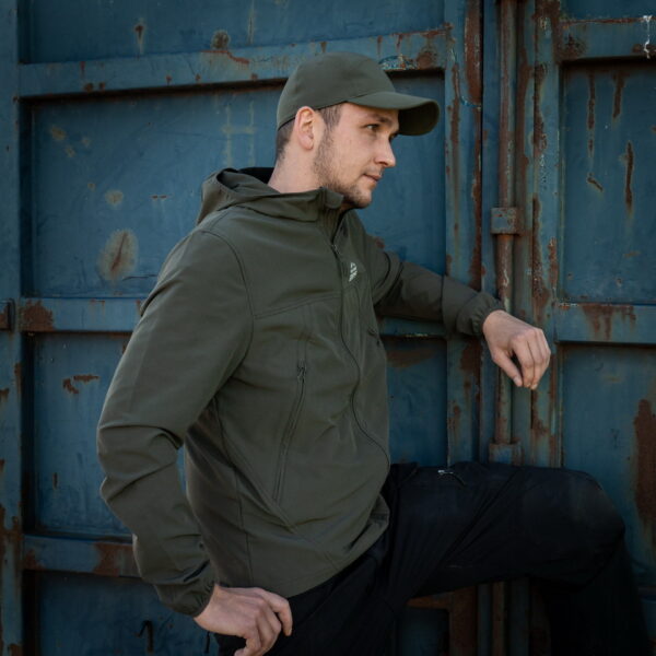 129875 TF 2215 Softshell Trail Jacket18 De TF-2215 Softshell Trail Jacket is een must-have voor iedereen met een actieve levensstijl en een liefde voor het buitenleven. Of je nu gaat wandelen, reizen, fietsen of gewoon geniet van de natuur, deze softshell jas biedt de perfecte combinatie van comfort, duurzaamheid en functionaliteit. Kenmerken: <ul> <li>Kwalitatieve SAB ritssluiting: De jas is voorzien van een hoogwaardige ritssluiting voor duurzaamheid en soepele werking.</li> <li>Capuchon met elastische sluiting: De verstelbare capuchon biedt bescherming tegen de elementen en kan strakker worden getrokken voor extra warmte en comfort.</li> <li>Elastische mouwsluitingen: Houd wind en regen buiten met elastische mouwsluitingen die perfect aansluiten op je polsen.</li> <li>Twee steekzakken met ritssluiting: Handige zakken om je handen warm te houden en om kleine benodigdheden veilig op te bergen.</li> <li>Verstelbaar koord aan de onderzijde: Pas de pasvorm van de jas aan naar wens en houd koude lucht buiten.</li> <li>Binnenzak: Een extra zak aan de binnenkant van de jas voor het veilig opbergen van waardevolle spullen.</li> <li>Gaatjes onder de oksel: Deze openingen zorgen voor ademend vermogen, zodat je comfortabel kunt blijven, zelfs tijdens intensieve activiteiten.</li> </ul> De ademende en waterdichte buitenlaag van de jas beschermt je tegen onverwachte weersomstandigheden en houdt je droog, zelfs in een regenbui. Het is de ideale metgezel voor buitenactiviteiten in alle seizoenen. Kortom, de TF-2215 Softshell Trail Jacket is ontworpen voor avonturiers die graag genieten van de schoonheid van de natuur, zonder concessies te doen aan comfort en bescherming. Kies voor kwaliteit en functionaliteit met deze softshell jas.