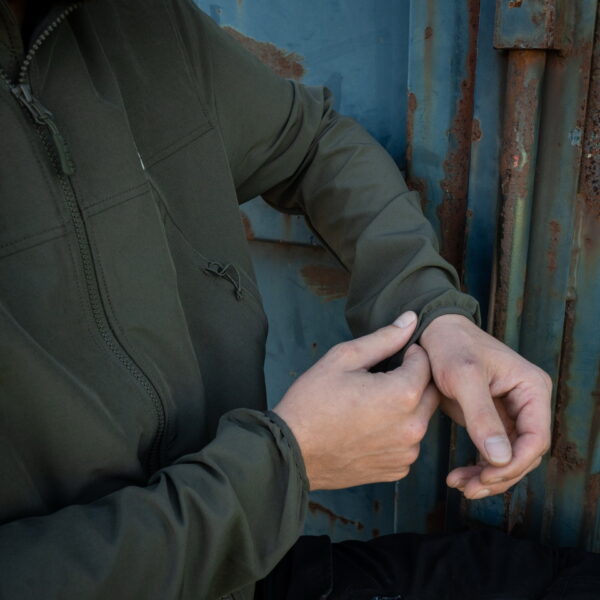 129875 TF 2215 Softshell Trail Jacket20 De TF-2215 Softshell Trail Jacket is een must-have voor iedereen met een actieve levensstijl en een liefde voor het buitenleven. Of je nu gaat wandelen, reizen, fietsen of gewoon geniet van de natuur, deze softshell jas biedt de perfecte combinatie van comfort, duurzaamheid en functionaliteit. Kenmerken: <ul> <li>Kwalitatieve SAB ritssluiting: De jas is voorzien van een hoogwaardige ritssluiting voor duurzaamheid en soepele werking.</li> <li>Capuchon met elastische sluiting: De verstelbare capuchon biedt bescherming tegen de elementen en kan strakker worden getrokken voor extra warmte en comfort.</li> <li>Elastische mouwsluitingen: Houd wind en regen buiten met elastische mouwsluitingen die perfect aansluiten op je polsen.</li> <li>Twee steekzakken met ritssluiting: Handige zakken om je handen warm te houden en om kleine benodigdheden veilig op te bergen.</li> <li>Verstelbaar koord aan de onderzijde: Pas de pasvorm van de jas aan naar wens en houd koude lucht buiten.</li> <li>Binnenzak: Een extra zak aan de binnenkant van de jas voor het veilig opbergen van waardevolle spullen.</li> <li>Gaatjes onder de oksel: Deze openingen zorgen voor ademend vermogen, zodat je comfortabel kunt blijven, zelfs tijdens intensieve activiteiten.</li> </ul> De ademende en waterdichte buitenlaag van de jas beschermt je tegen onverwachte weersomstandigheden en houdt je droog, zelfs in een regenbui. Het is de ideale metgezel voor buitenactiviteiten in alle seizoenen. Kortom, de TF-2215 Softshell Trail Jacket is ontworpen voor avonturiers die graag genieten van de schoonheid van de natuur, zonder concessies te doen aan comfort en bescherming. Kies voor kwaliteit en functionaliteit met deze softshell jas.