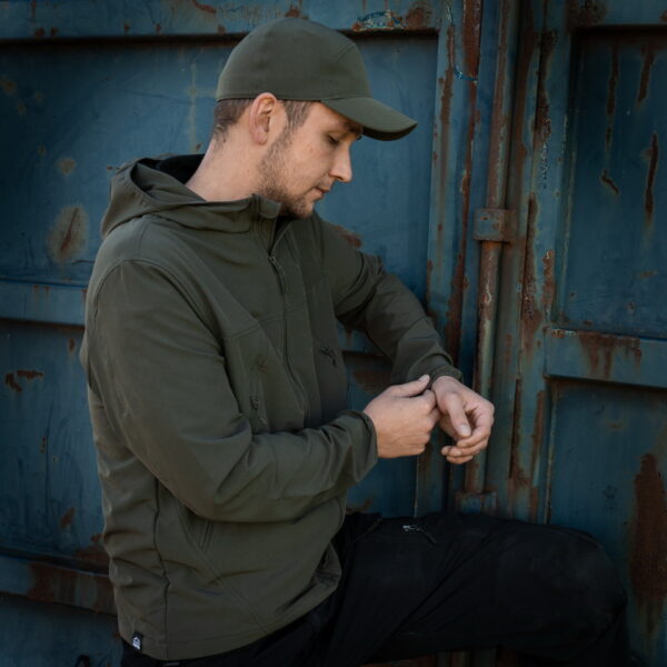 129875 TF 2215 Softshell Trail Jacket21 De TF-2215 Softshell Trail Jacket is een must-have voor iedereen met een actieve levensstijl en een liefde voor het buitenleven. Of je nu gaat wandelen, reizen, fietsen of gewoon geniet van de natuur, deze softshell jas biedt de perfecte combinatie van comfort, duurzaamheid en functionaliteit. Kenmerken: <ul> <li>Kwalitatieve SAB ritssluiting: De jas is voorzien van een hoogwaardige ritssluiting voor duurzaamheid en soepele werking.</li> <li>Capuchon met elastische sluiting: De verstelbare capuchon biedt bescherming tegen de elementen en kan strakker worden getrokken voor extra warmte en comfort.</li> <li>Elastische mouwsluitingen: Houd wind en regen buiten met elastische mouwsluitingen die perfect aansluiten op je polsen.</li> <li>Twee steekzakken met ritssluiting: Handige zakken om je handen warm te houden en om kleine benodigdheden veilig op te bergen.</li> <li>Verstelbaar koord aan de onderzijde: Pas de pasvorm van de jas aan naar wens en houd koude lucht buiten.</li> <li>Binnenzak: Een extra zak aan de binnenkant van de jas voor het veilig opbergen van waardevolle spullen.</li> <li>Gaatjes onder de oksel: Deze openingen zorgen voor ademend vermogen, zodat je comfortabel kunt blijven, zelfs tijdens intensieve activiteiten.</li> </ul> De ademende en waterdichte buitenlaag van de jas beschermt je tegen onverwachte weersomstandigheden en houdt je droog, zelfs in een regenbui. Het is de ideale metgezel voor buitenactiviteiten in alle seizoenen. Kortom, de TF-2215 Softshell Trail Jacket is ontworpen voor avonturiers die graag genieten van de schoonheid van de natuur, zonder concessies te doen aan comfort en bescherming. Kies voor kwaliteit en functionaliteit met deze softshell jas.