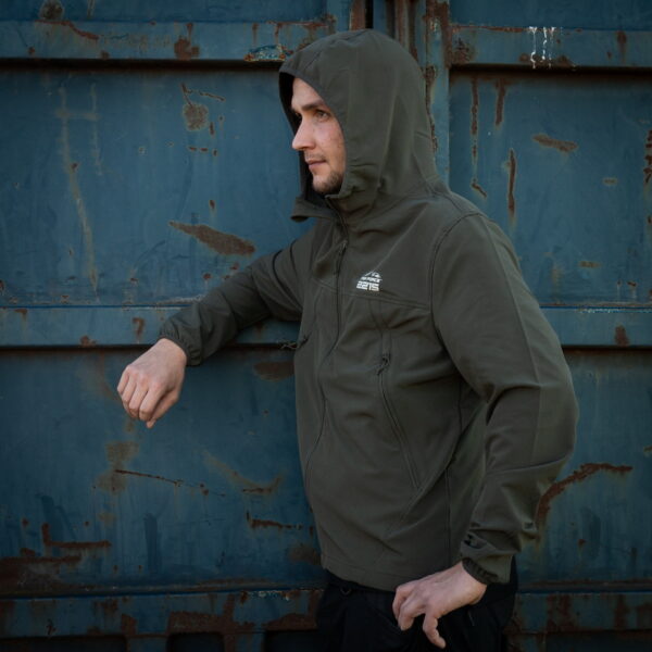 129875 TF 2215 Softshell Trail Jacket22 De TF-2215 Softshell Trail Jacket is een must-have voor iedereen met een actieve levensstijl en een liefde voor het buitenleven. Of je nu gaat wandelen, reizen, fietsen of gewoon geniet van de natuur, deze softshell jas biedt de perfecte combinatie van comfort, duurzaamheid en functionaliteit. Kenmerken: <ul> <li>Kwalitatieve SAB ritssluiting: De jas is voorzien van een hoogwaardige ritssluiting voor duurzaamheid en soepele werking.</li> <li>Capuchon met elastische sluiting: De verstelbare capuchon biedt bescherming tegen de elementen en kan strakker worden getrokken voor extra warmte en comfort.</li> <li>Elastische mouwsluitingen: Houd wind en regen buiten met elastische mouwsluitingen die perfect aansluiten op je polsen.</li> <li>Twee steekzakken met ritssluiting: Handige zakken om je handen warm te houden en om kleine benodigdheden veilig op te bergen.</li> <li>Verstelbaar koord aan de onderzijde: Pas de pasvorm van de jas aan naar wens en houd koude lucht buiten.</li> <li>Binnenzak: Een extra zak aan de binnenkant van de jas voor het veilig opbergen van waardevolle spullen.</li> <li>Gaatjes onder de oksel: Deze openingen zorgen voor ademend vermogen, zodat je comfortabel kunt blijven, zelfs tijdens intensieve activiteiten.</li> </ul> De ademende en waterdichte buitenlaag van de jas beschermt je tegen onverwachte weersomstandigheden en houdt je droog, zelfs in een regenbui. Het is de ideale metgezel voor buitenactiviteiten in alle seizoenen. Kortom, de TF-2215 Softshell Trail Jacket is ontworpen voor avonturiers die graag genieten van de schoonheid van de natuur, zonder concessies te doen aan comfort en bescherming. Kies voor kwaliteit en functionaliteit met deze softshell jas.