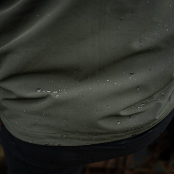 129875 TF 2215 Softshell Trail Jacket26 De TF-2215 Softshell Trail Jacket is een must-have voor iedereen met een actieve levensstijl en een liefde voor het buitenleven. Of je nu gaat wandelen, reizen, fietsen of gewoon geniet van de natuur, deze softshell jas biedt de perfecte combinatie van comfort, duurzaamheid en functionaliteit. Kenmerken: <ul> <li>Kwalitatieve SAB ritssluiting: De jas is voorzien van een hoogwaardige ritssluiting voor duurzaamheid en soepele werking.</li> <li>Capuchon met elastische sluiting: De verstelbare capuchon biedt bescherming tegen de elementen en kan strakker worden getrokken voor extra warmte en comfort.</li> <li>Elastische mouwsluitingen: Houd wind en regen buiten met elastische mouwsluitingen die perfect aansluiten op je polsen.</li> <li>Twee steekzakken met ritssluiting: Handige zakken om je handen warm te houden en om kleine benodigdheden veilig op te bergen.</li> <li>Verstelbaar koord aan de onderzijde: Pas de pasvorm van de jas aan naar wens en houd koude lucht buiten.</li> <li>Binnenzak: Een extra zak aan de binnenkant van de jas voor het veilig opbergen van waardevolle spullen.</li> <li>Gaatjes onder de oksel: Deze openingen zorgen voor ademend vermogen, zodat je comfortabel kunt blijven, zelfs tijdens intensieve activiteiten.</li> </ul> De ademende en waterdichte buitenlaag van de jas beschermt je tegen onverwachte weersomstandigheden en houdt je droog, zelfs in een regenbui. Het is de ideale metgezel voor buitenactiviteiten in alle seizoenen. Kortom, de TF-2215 Softshell Trail Jacket is ontworpen voor avonturiers die graag genieten van de schoonheid van de natuur, zonder concessies te doen aan comfort en bescherming. Kies voor kwaliteit en functionaliteit met deze softshell jas.