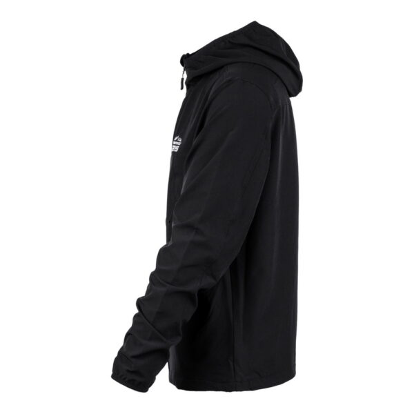 129875 TF 2215 Softshell Trail Jacket30 De TF-2215 Softshell Trail Jacket is een must-have voor iedereen met een actieve levensstijl en een liefde voor het buitenleven. Of je nu gaat wandelen, reizen, fietsen of gewoon geniet van de natuur, deze softshell jas biedt de perfecte combinatie van comfort, duurzaamheid en functionaliteit. Kenmerken: <ul> <li>Kwalitatieve SAB ritssluiting: De jas is voorzien van een hoogwaardige ritssluiting voor duurzaamheid en soepele werking.</li> <li>Capuchon met elastische sluiting: De verstelbare capuchon biedt bescherming tegen de elementen en kan strakker worden getrokken voor extra warmte en comfort.</li> <li>Elastische mouwsluitingen: Houd wind en regen buiten met elastische mouwsluitingen die perfect aansluiten op je polsen.</li> <li>Twee steekzakken met ritssluiting: Handige zakken om je handen warm te houden en om kleine benodigdheden veilig op te bergen.</li> <li>Verstelbaar koord aan de onderzijde: Pas de pasvorm van de jas aan naar wens en houd koude lucht buiten.</li> <li>Binnenzak: Een extra zak aan de binnenkant van de jas voor het veilig opbergen van waardevolle spullen.</li> <li>Gaatjes onder de oksel: Deze openingen zorgen voor ademend vermogen, zodat je comfortabel kunt blijven, zelfs tijdens intensieve activiteiten.</li> </ul> De ademende en waterdichte buitenlaag van de jas beschermt je tegen onverwachte weersomstandigheden en houdt je droog, zelfs in een regenbui. Het is de ideale metgezel voor buitenactiviteiten in alle seizoenen. Kortom, de TF-2215 Softshell Trail Jacket is ontworpen voor avonturiers die graag genieten van de schoonheid van de natuur, zonder concessies te doen aan comfort en bescherming. Kies voor kwaliteit en functionaliteit met deze softshell jas.