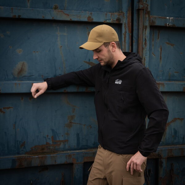 129875 TF 2215 Softshell Trail Jacket33 De TF-2215 Softshell Trail Jacket is een must-have voor iedereen met een actieve levensstijl en een liefde voor het buitenleven. Of je nu gaat wandelen, reizen, fietsen of gewoon geniet van de natuur, deze softshell jas biedt de perfecte combinatie van comfort, duurzaamheid en functionaliteit. Kenmerken: <ul> <li>Kwalitatieve SAB ritssluiting: De jas is voorzien van een hoogwaardige ritssluiting voor duurzaamheid en soepele werking.</li> <li>Capuchon met elastische sluiting: De verstelbare capuchon biedt bescherming tegen de elementen en kan strakker worden getrokken voor extra warmte en comfort.</li> <li>Elastische mouwsluitingen: Houd wind en regen buiten met elastische mouwsluitingen die perfect aansluiten op je polsen.</li> <li>Twee steekzakken met ritssluiting: Handige zakken om je handen warm te houden en om kleine benodigdheden veilig op te bergen.</li> <li>Verstelbaar koord aan de onderzijde: Pas de pasvorm van de jas aan naar wens en houd koude lucht buiten.</li> <li>Binnenzak: Een extra zak aan de binnenkant van de jas voor het veilig opbergen van waardevolle spullen.</li> <li>Gaatjes onder de oksel: Deze openingen zorgen voor ademend vermogen, zodat je comfortabel kunt blijven, zelfs tijdens intensieve activiteiten.</li> </ul> De ademende en waterdichte buitenlaag van de jas beschermt je tegen onverwachte weersomstandigheden en houdt je droog, zelfs in een regenbui. Het is de ideale metgezel voor buitenactiviteiten in alle seizoenen. Kortom, de TF-2215 Softshell Trail Jacket is ontworpen voor avonturiers die graag genieten van de schoonheid van de natuur, zonder concessies te doen aan comfort en bescherming. Kies voor kwaliteit en functionaliteit met deze softshell jas.