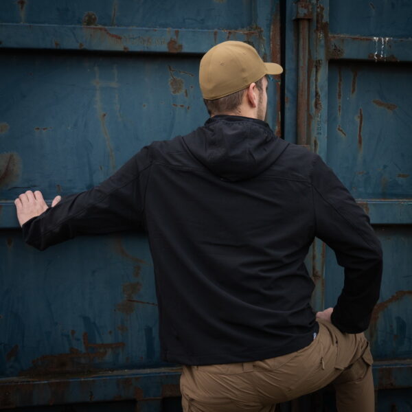 129875 TF 2215 Softshell Trail Jacket34 De TF-2215 Softshell Trail Jacket is een must-have voor iedereen met een actieve levensstijl en een liefde voor het buitenleven. Of je nu gaat wandelen, reizen, fietsen of gewoon geniet van de natuur, deze softshell jas biedt de perfecte combinatie van comfort, duurzaamheid en functionaliteit. Kenmerken: <ul> <li>Kwalitatieve SAB ritssluiting: De jas is voorzien van een hoogwaardige ritssluiting voor duurzaamheid en soepele werking.</li> <li>Capuchon met elastische sluiting: De verstelbare capuchon biedt bescherming tegen de elementen en kan strakker worden getrokken voor extra warmte en comfort.</li> <li>Elastische mouwsluitingen: Houd wind en regen buiten met elastische mouwsluitingen die perfect aansluiten op je polsen.</li> <li>Twee steekzakken met ritssluiting: Handige zakken om je handen warm te houden en om kleine benodigdheden veilig op te bergen.</li> <li>Verstelbaar koord aan de onderzijde: Pas de pasvorm van de jas aan naar wens en houd koude lucht buiten.</li> <li>Binnenzak: Een extra zak aan de binnenkant van de jas voor het veilig opbergen van waardevolle spullen.</li> <li>Gaatjes onder de oksel: Deze openingen zorgen voor ademend vermogen, zodat je comfortabel kunt blijven, zelfs tijdens intensieve activiteiten.</li> </ul> De ademende en waterdichte buitenlaag van de jas beschermt je tegen onverwachte weersomstandigheden en houdt je droog, zelfs in een regenbui. Het is de ideale metgezel voor buitenactiviteiten in alle seizoenen. Kortom, de TF-2215 Softshell Trail Jacket is ontworpen voor avonturiers die graag genieten van de schoonheid van de natuur, zonder concessies te doen aan comfort en bescherming. Kies voor kwaliteit en functionaliteit met deze softshell jas.