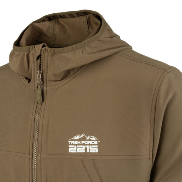 129875 TF 2215 Softshell Trail Jacket4 De TF-2215 Softshell Trail Jacket is een must-have voor iedereen met een actieve levensstijl en een liefde voor het buitenleven. Of je nu gaat wandelen, reizen, fietsen of gewoon geniet van de natuur, deze softshell jas biedt de perfecte combinatie van comfort, duurzaamheid en functionaliteit. Kenmerken: <ul> <li>Kwalitatieve SAB ritssluiting: De jas is voorzien van een hoogwaardige ritssluiting voor duurzaamheid en soepele werking.</li> <li>Capuchon met elastische sluiting: De verstelbare capuchon biedt bescherming tegen de elementen en kan strakker worden getrokken voor extra warmte en comfort.</li> <li>Elastische mouwsluitingen: Houd wind en regen buiten met elastische mouwsluitingen die perfect aansluiten op je polsen.</li> <li>Twee steekzakken met ritssluiting: Handige zakken om je handen warm te houden en om kleine benodigdheden veilig op te bergen.</li> <li>Verstelbaar koord aan de onderzijde: Pas de pasvorm van de jas aan naar wens en houd koude lucht buiten.</li> <li>Binnenzak: Een extra zak aan de binnenkant van de jas voor het veilig opbergen van waardevolle spullen.</li> <li>Gaatjes onder de oksel: Deze openingen zorgen voor ademend vermogen, zodat je comfortabel kunt blijven, zelfs tijdens intensieve activiteiten.</li> </ul> De ademende en waterdichte buitenlaag van de jas beschermt je tegen onverwachte weersomstandigheden en houdt je droog, zelfs in een regenbui. Het is de ideale metgezel voor buitenactiviteiten in alle seizoenen. Kortom, de TF-2215 Softshell Trail Jacket is ontworpen voor avonturiers die graag genieten van de schoonheid van de natuur, zonder concessies te doen aan comfort en bescherming. Kies voor kwaliteit en functionaliteit met deze softshell jas.