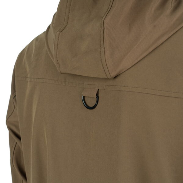 129875 TF 2215 Softshell Trail Jacket5 De TF-2215 Softshell Trail Jacket is een must-have voor iedereen met een actieve levensstijl en een liefde voor het buitenleven. Of je nu gaat wandelen, reizen, fietsen of gewoon geniet van de natuur, deze softshell jas biedt de perfecte combinatie van comfort, duurzaamheid en functionaliteit. Kenmerken: <ul> <li>Kwalitatieve SAB ritssluiting: De jas is voorzien van een hoogwaardige ritssluiting voor duurzaamheid en soepele werking.</li> <li>Capuchon met elastische sluiting: De verstelbare capuchon biedt bescherming tegen de elementen en kan strakker worden getrokken voor extra warmte en comfort.</li> <li>Elastische mouwsluitingen: Houd wind en regen buiten met elastische mouwsluitingen die perfect aansluiten op je polsen.</li> <li>Twee steekzakken met ritssluiting: Handige zakken om je handen warm te houden en om kleine benodigdheden veilig op te bergen.</li> <li>Verstelbaar koord aan de onderzijde: Pas de pasvorm van de jas aan naar wens en houd koude lucht buiten.</li> <li>Binnenzak: Een extra zak aan de binnenkant van de jas voor het veilig opbergen van waardevolle spullen.</li> <li>Gaatjes onder de oksel: Deze openingen zorgen voor ademend vermogen, zodat je comfortabel kunt blijven, zelfs tijdens intensieve activiteiten.</li> </ul> De ademende en waterdichte buitenlaag van de jas beschermt je tegen onverwachte weersomstandigheden en houdt je droog, zelfs in een regenbui. Het is de ideale metgezel voor buitenactiviteiten in alle seizoenen. Kortom, de TF-2215 Softshell Trail Jacket is ontworpen voor avonturiers die graag genieten van de schoonheid van de natuur, zonder concessies te doen aan comfort en bescherming. Kies voor kwaliteit en functionaliteit met deze softshell jas.