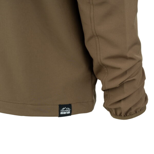 129875 TF 2215 Softshell Trail Jacket6 De TF-2215 Softshell Trail Jacket is een must-have voor iedereen met een actieve levensstijl en een liefde voor het buitenleven. Of je nu gaat wandelen, reizen, fietsen of gewoon geniet van de natuur, deze softshell jas biedt de perfecte combinatie van comfort, duurzaamheid en functionaliteit. Kenmerken: <ul> <li>Kwalitatieve SAB ritssluiting: De jas is voorzien van een hoogwaardige ritssluiting voor duurzaamheid en soepele werking.</li> <li>Capuchon met elastische sluiting: De verstelbare capuchon biedt bescherming tegen de elementen en kan strakker worden getrokken voor extra warmte en comfort.</li> <li>Elastische mouwsluitingen: Houd wind en regen buiten met elastische mouwsluitingen die perfect aansluiten op je polsen.</li> <li>Twee steekzakken met ritssluiting: Handige zakken om je handen warm te houden en om kleine benodigdheden veilig op te bergen.</li> <li>Verstelbaar koord aan de onderzijde: Pas de pasvorm van de jas aan naar wens en houd koude lucht buiten.</li> <li>Binnenzak: Een extra zak aan de binnenkant van de jas voor het veilig opbergen van waardevolle spullen.</li> <li>Gaatjes onder de oksel: Deze openingen zorgen voor ademend vermogen, zodat je comfortabel kunt blijven, zelfs tijdens intensieve activiteiten.</li> </ul> De ademende en waterdichte buitenlaag van de jas beschermt je tegen onverwachte weersomstandigheden en houdt je droog, zelfs in een regenbui. Het is de ideale metgezel voor buitenactiviteiten in alle seizoenen. Kortom, de TF-2215 Softshell Trail Jacket is ontworpen voor avonturiers die graag genieten van de schoonheid van de natuur, zonder concessies te doen aan comfort en bescherming. Kies voor kwaliteit en functionaliteit met deze softshell jas.