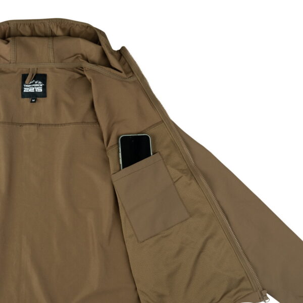 129875 TF 2215 Softshell Trail Jacket8 De TF-2215 Softshell Trail Jacket is een must-have voor iedereen met een actieve levensstijl en een liefde voor het buitenleven. Of je nu gaat wandelen, reizen, fietsen of gewoon geniet van de natuur, deze softshell jas biedt de perfecte combinatie van comfort, duurzaamheid en functionaliteit. Kenmerken: <ul> <li>Kwalitatieve SAB ritssluiting: De jas is voorzien van een hoogwaardige ritssluiting voor duurzaamheid en soepele werking.</li> <li>Capuchon met elastische sluiting: De verstelbare capuchon biedt bescherming tegen de elementen en kan strakker worden getrokken voor extra warmte en comfort.</li> <li>Elastische mouwsluitingen: Houd wind en regen buiten met elastische mouwsluitingen die perfect aansluiten op je polsen.</li> <li>Twee steekzakken met ritssluiting: Handige zakken om je handen warm te houden en om kleine benodigdheden veilig op te bergen.</li> <li>Verstelbaar koord aan de onderzijde: Pas de pasvorm van de jas aan naar wens en houd koude lucht buiten.</li> <li>Binnenzak: Een extra zak aan de binnenkant van de jas voor het veilig opbergen van waardevolle spullen.</li> <li>Gaatjes onder de oksel: Deze openingen zorgen voor ademend vermogen, zodat je comfortabel kunt blijven, zelfs tijdens intensieve activiteiten.</li> </ul> De ademende en waterdichte buitenlaag van de jas beschermt je tegen onverwachte weersomstandigheden en houdt je droog, zelfs in een regenbui. Het is de ideale metgezel voor buitenactiviteiten in alle seizoenen. Kortom, de TF-2215 Softshell Trail Jacket is ontworpen voor avonturiers die graag genieten van de schoonheid van de natuur, zonder concessies te doen aan comfort en bescherming. Kies voor kwaliteit en functionaliteit met deze softshell jas.