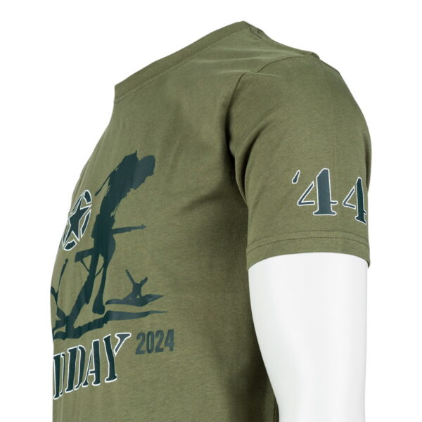 133645 T shirt D Day 80th Anniversary1 Herleef geschiedenis met het Fostex® WWII Series T-shirt D-Day 80th Anniversary. Gemaakt van 95% katoen met peach finish voor een zachte touch. Bestel nu en draag comfort en herdenking in stijl. Verkrijgbaar in het Groen en Coyote. &nbsp;