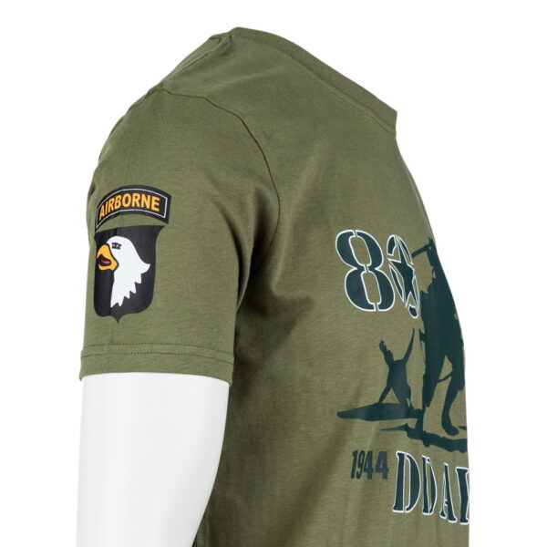 133645 T shirt D Day 80th Anniversary2 Herleef geschiedenis met het Fostex® WWII Series T-shirt D-Day 80th Anniversary. Gemaakt van 95% katoen met peach finish voor een zachte touch. Bestel nu en draag comfort en herdenking in stijl. Verkrijgbaar in het Groen en Coyote. &nbsp;