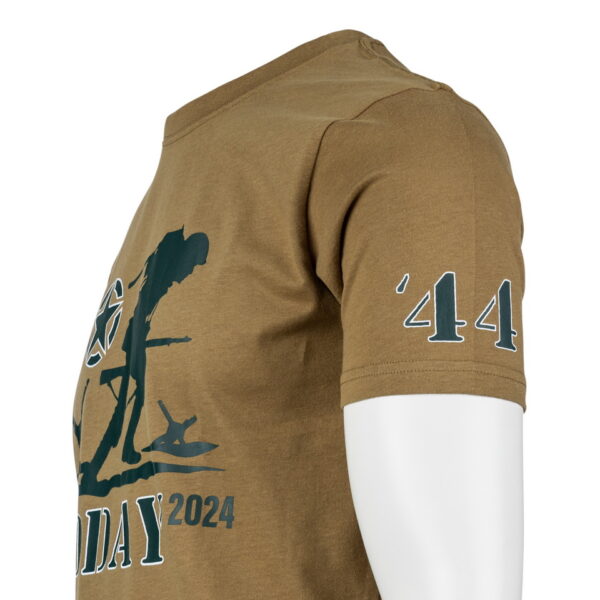133645 T shirt D Day 80th Anniversary4 Herleef geschiedenis met het Fostex® WWII Series T-shirt D-Day 80th Anniversary. Gemaakt van 95% katoen met peach finish voor een zachte touch. Bestel nu en draag comfort en herdenking in stijl. Verkrijgbaar in het Groen en Coyote. &nbsp;