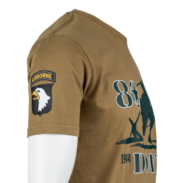 133645 T shirt D Day 80th Anniversary5 Herleef geschiedenis met het Fostex® WWII Series T-shirt D-Day 80th Anniversary. Gemaakt van 95% katoen met peach finish voor een zachte touch. Bestel nu en draag comfort en herdenking in stijl. Verkrijgbaar in het Groen en Coyote. &nbsp;