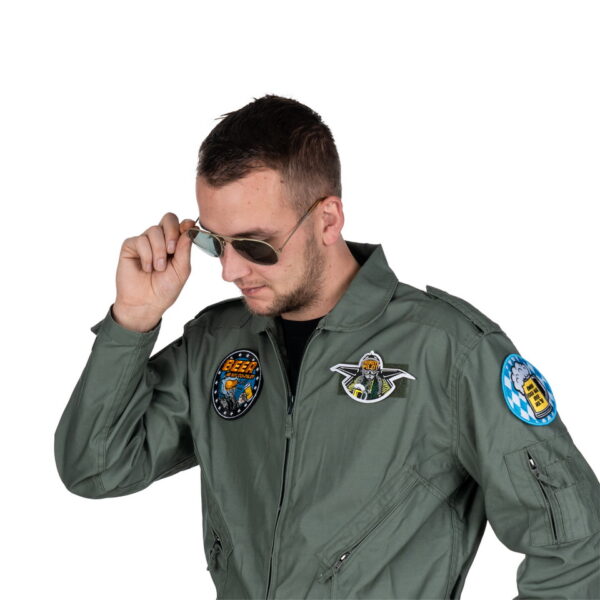 442314 8069 Embleem stof Beer is my Co pilot met klittenband 120421 Voeg een dosis humor toe aan je look met het Embleem Stof "Beer is my Co-pilot" met klittenband #12042. Gemaakt van kwalitatieve stof en eenvoudig te bevestigen, brengt dit embleem een glimlach op je gezicht. Bestel nu voor een grappige en persoonlijke toevoeging aan je collectie.